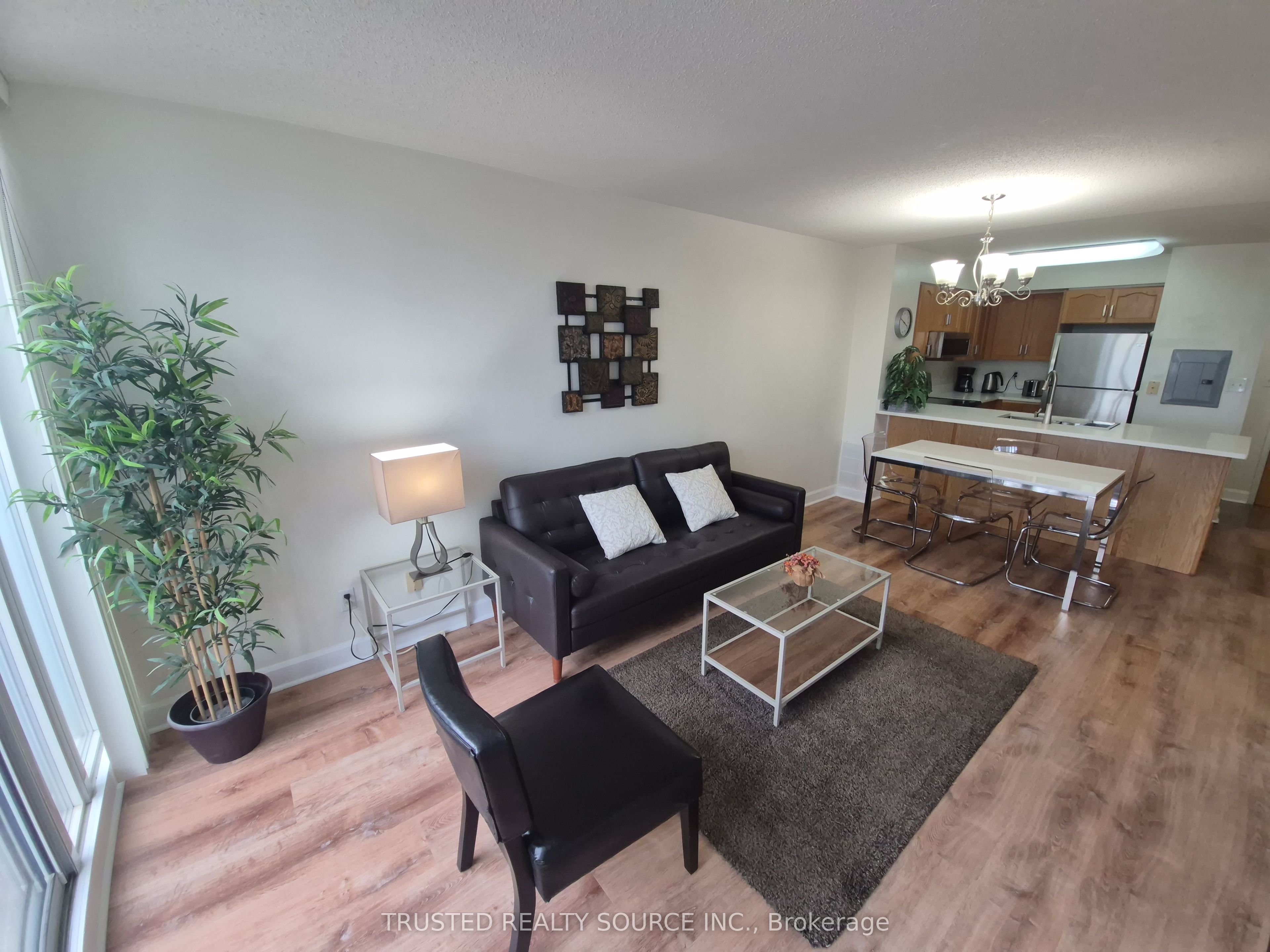 43 Eglinton Avenue E 1808, Toronto, ON M4P 1A2 photo 3