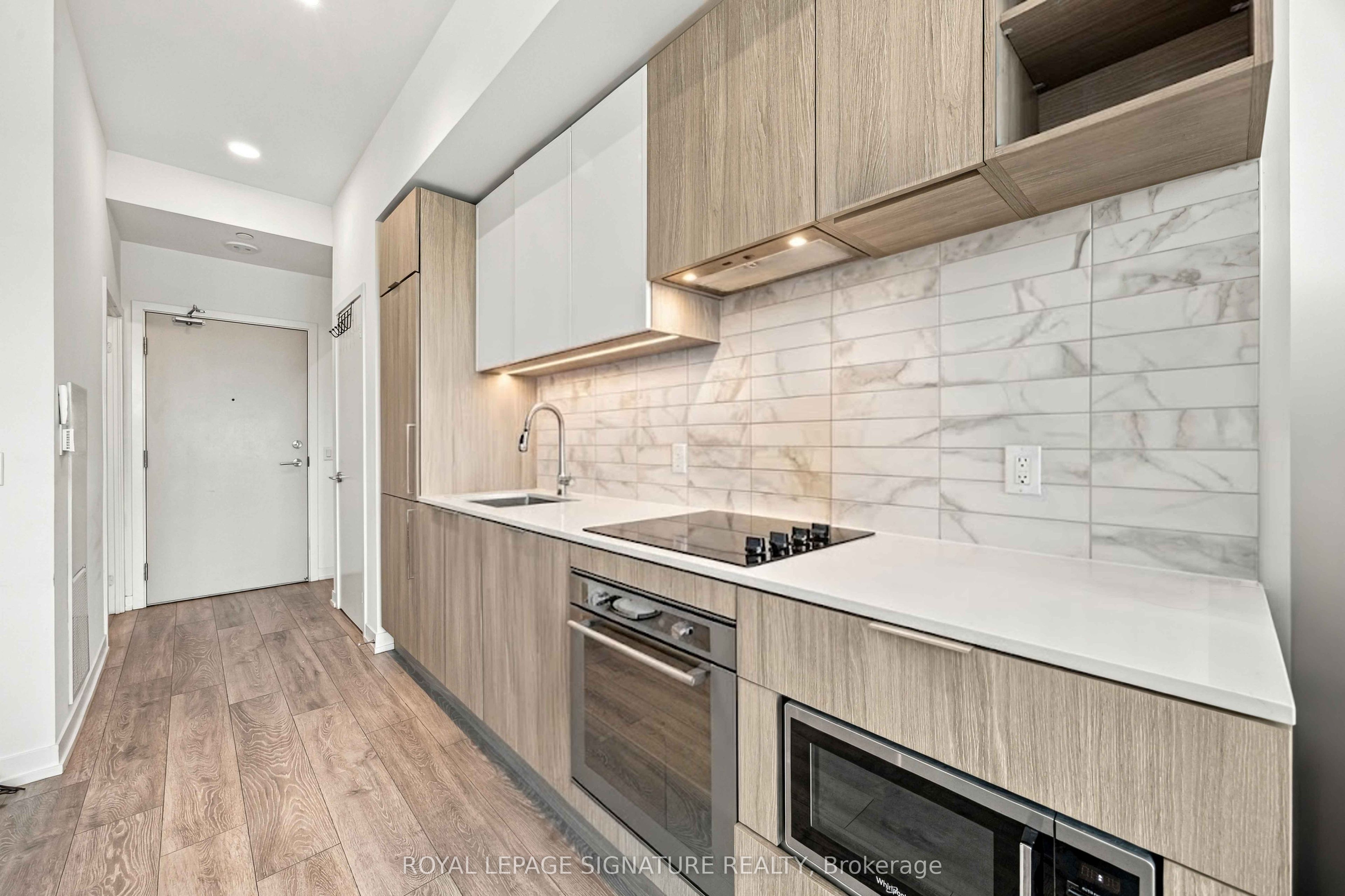 2020 Bathurst Street 817, Toronto, ON M5P 0A6 photo 2