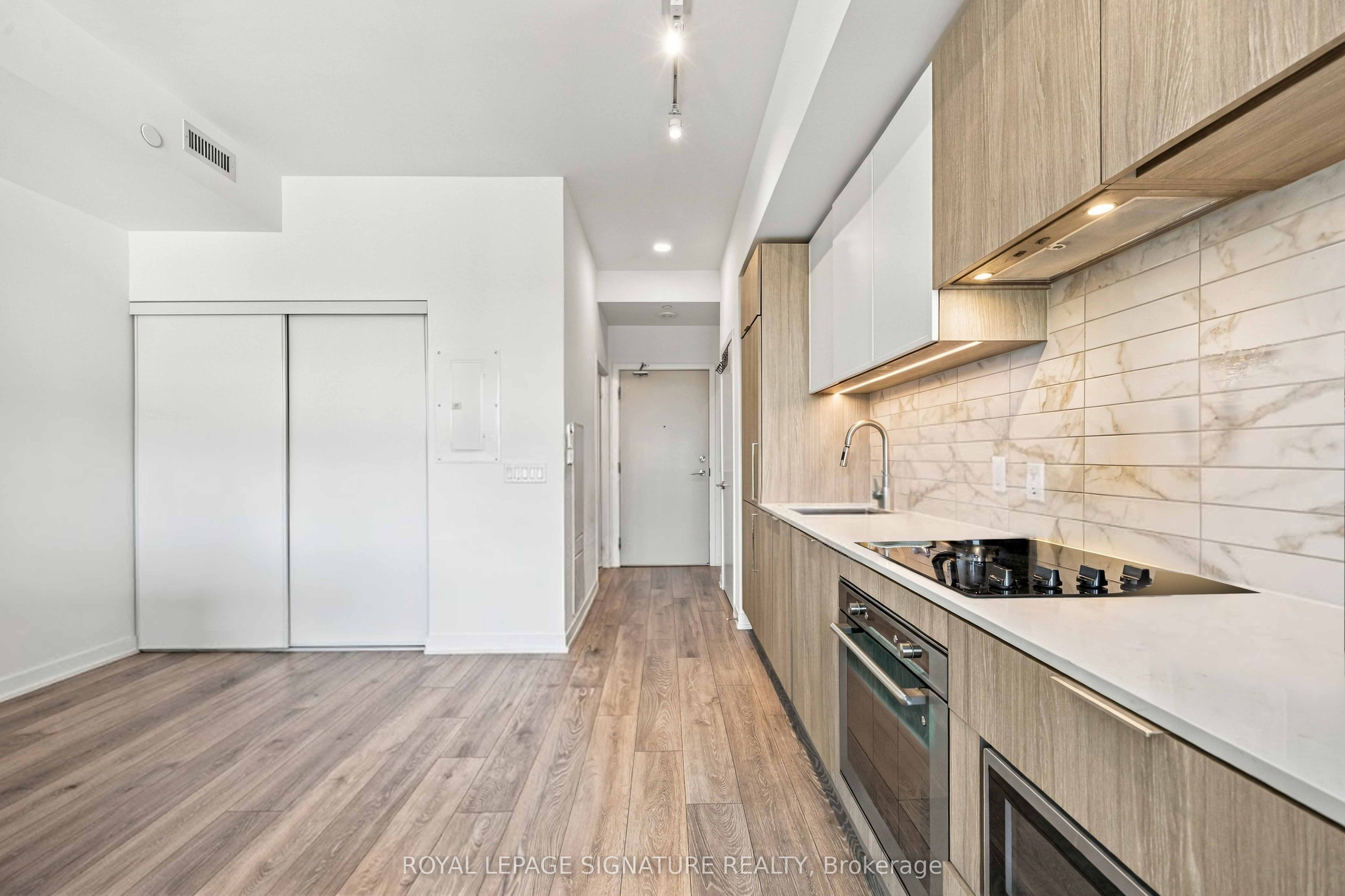 2020 Bathurst Street 817, Toronto, ON M5P 0A6 photo 3