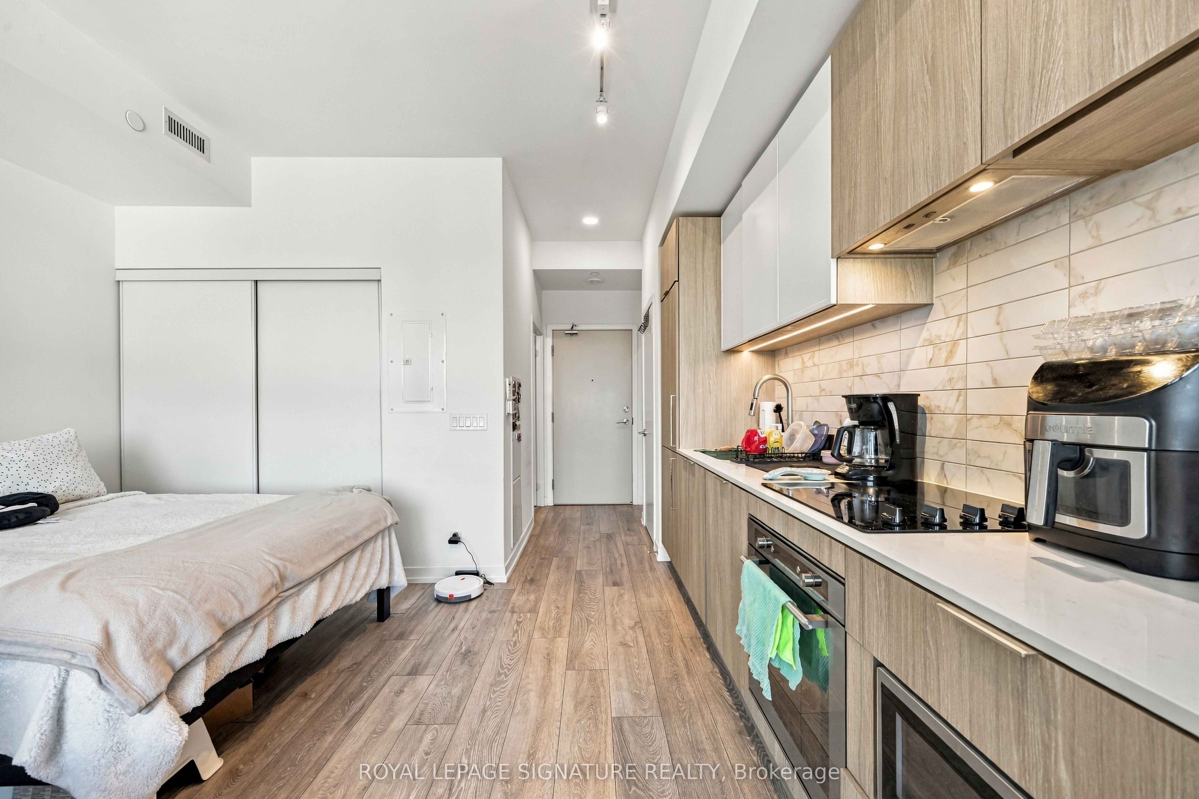 2020 Bathurst Street 817, Toronto, ON M5P 0A6 photo 4