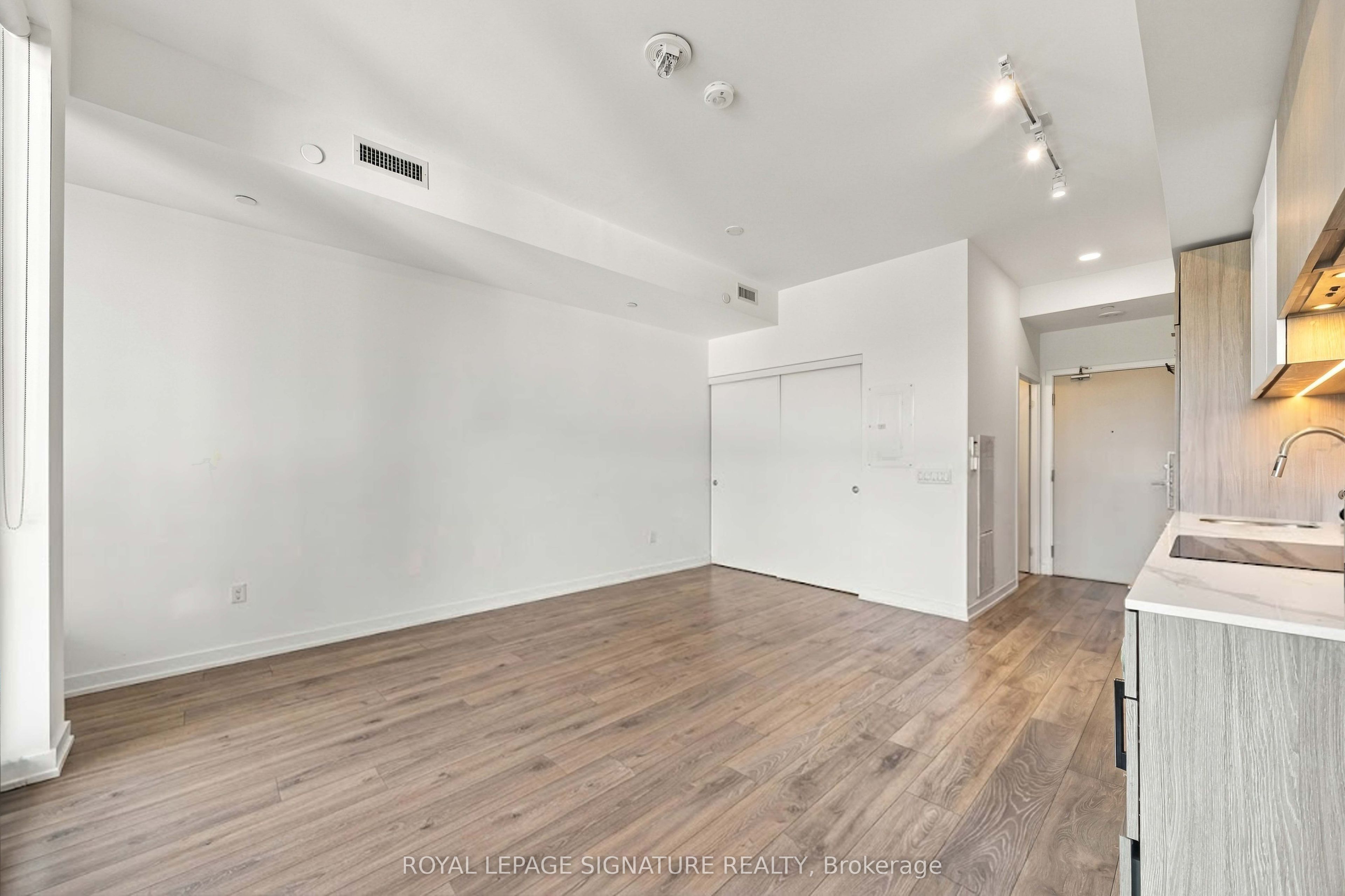2020 Bathurst Street 817, Toronto, ON M5P 0A6 photo 5