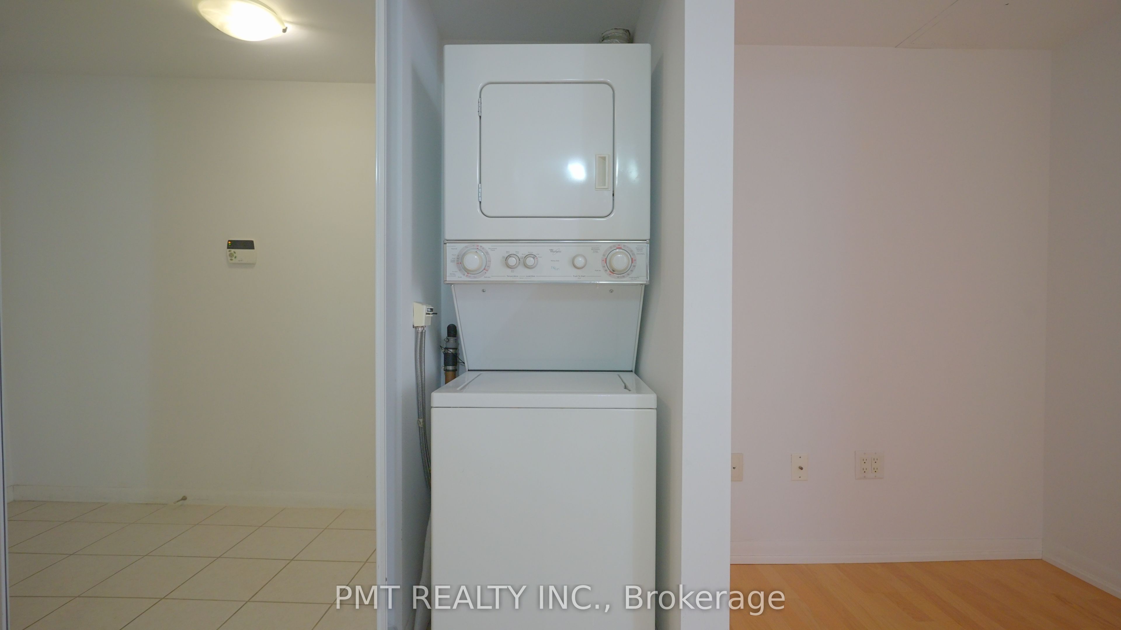 38 Grenville Street 1607, Toronto, ON M4Y 1A5 photo 3