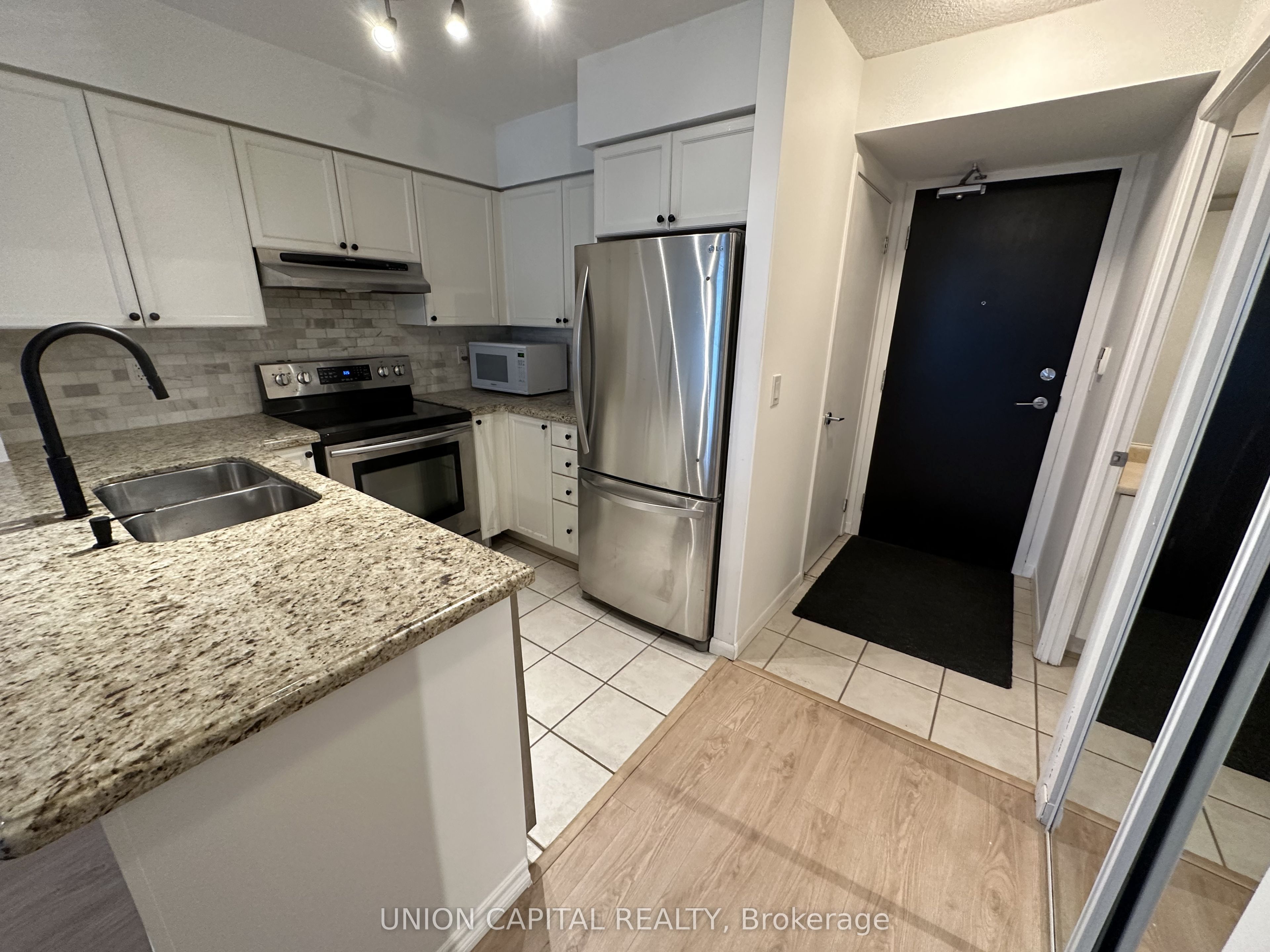 231 Fort York Boulevard 917, Toronto, ON M5V 1B2 photo 3