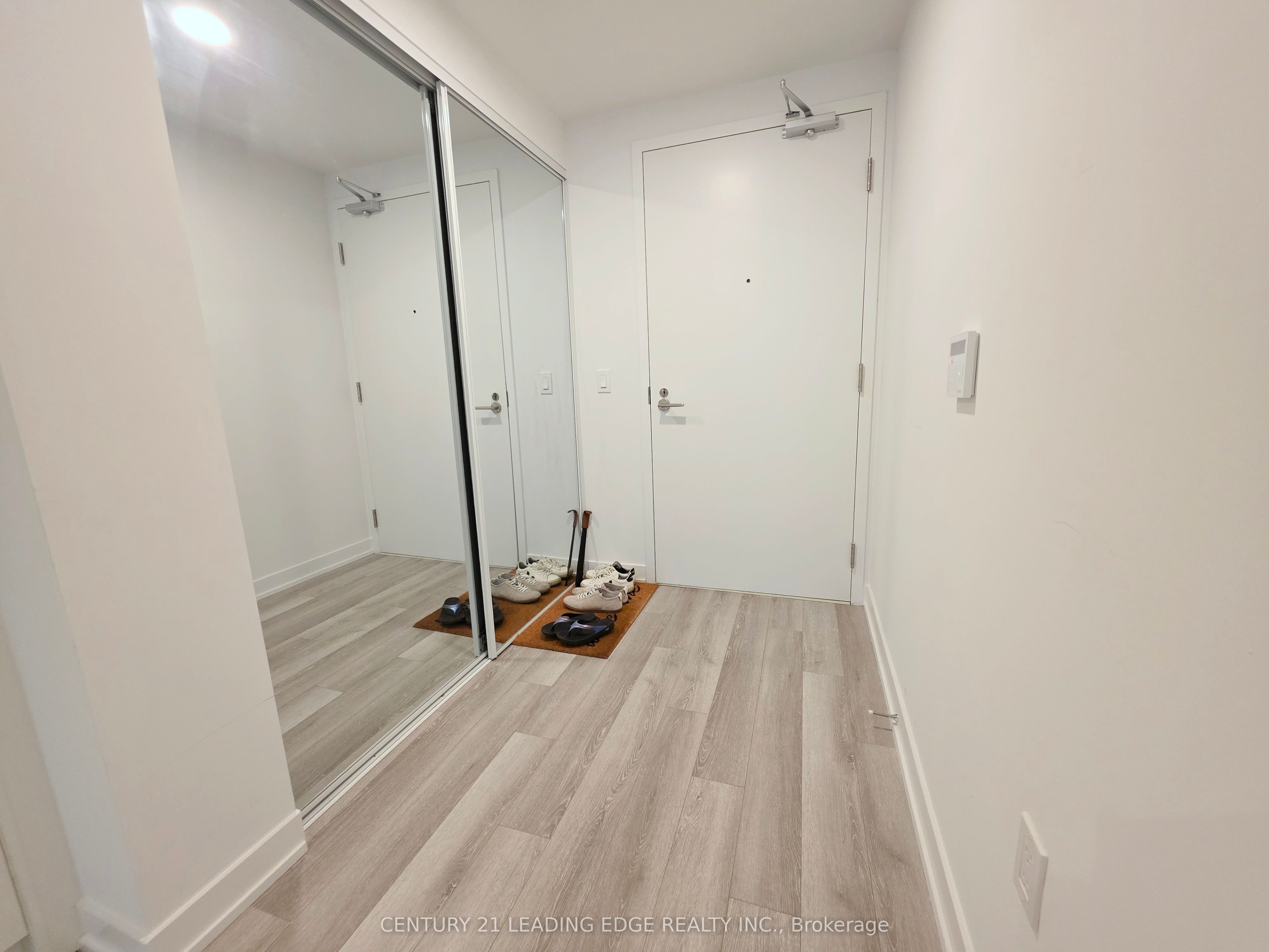 230 Simcoe Street 823, Toronto, ON M5T 1T4 photo 3