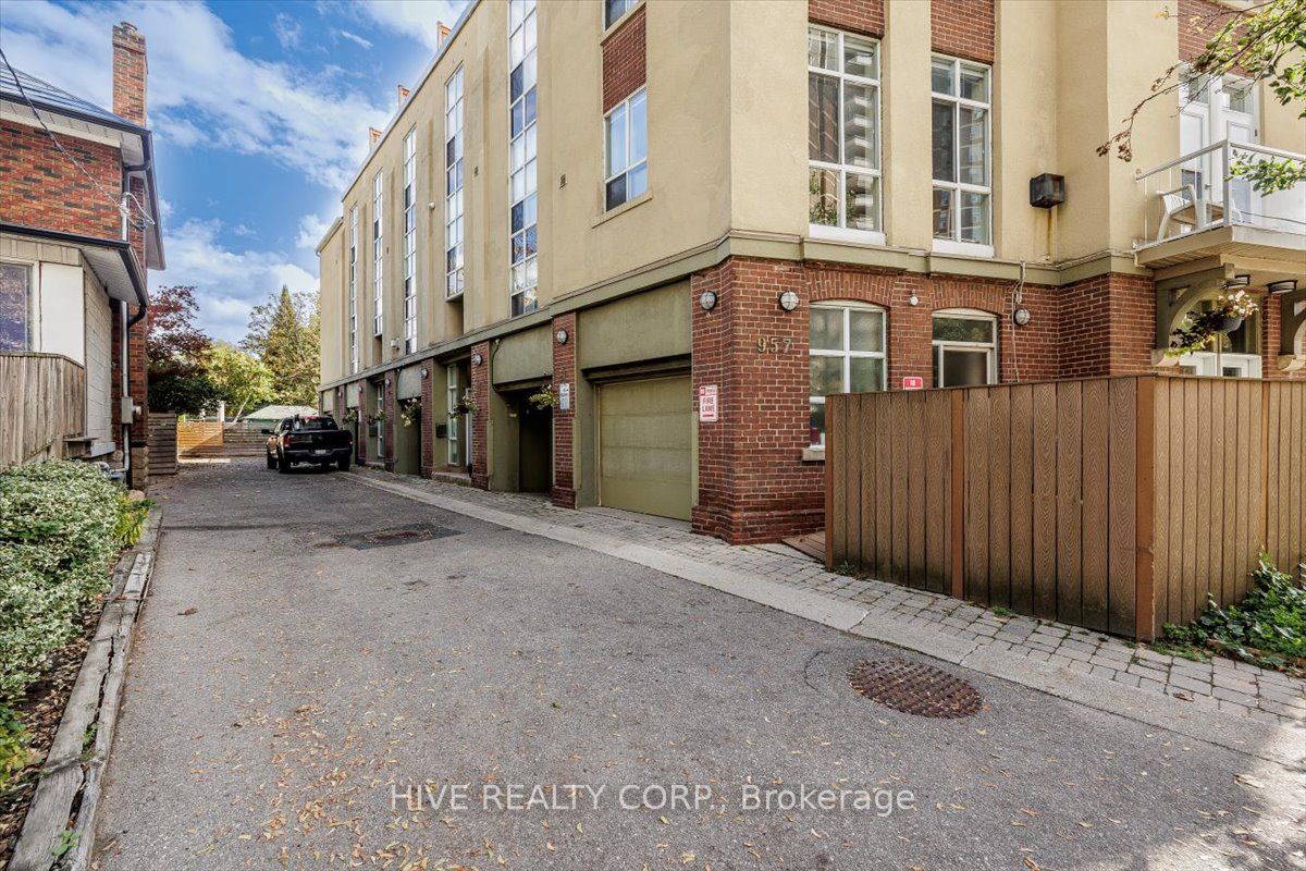 957 Broadview Avenue D, Toronto, ON M4K 2R5 photo 3