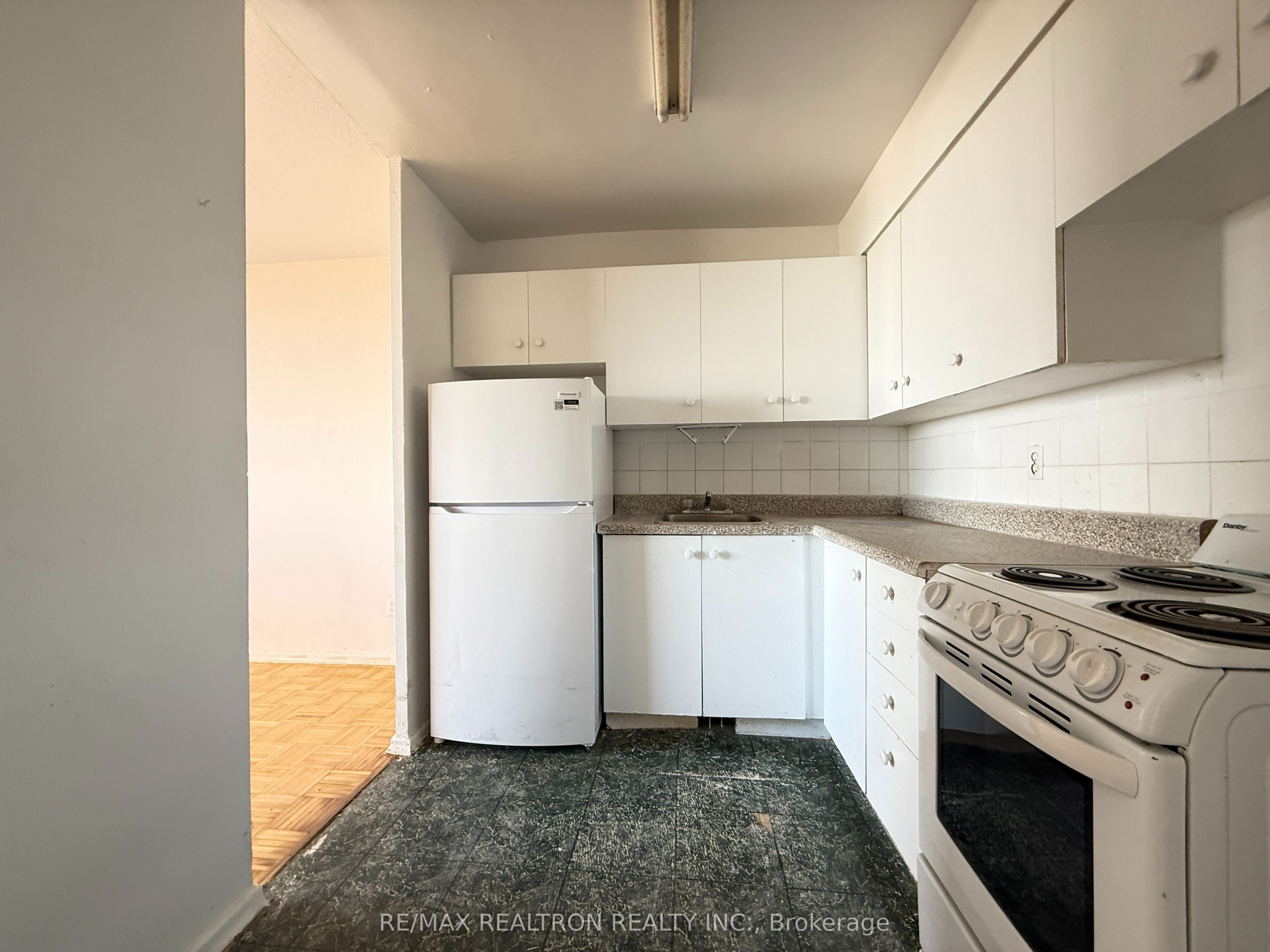 500 Dawes Road 1403, Toronto, ON M4B 2G1 photo 2