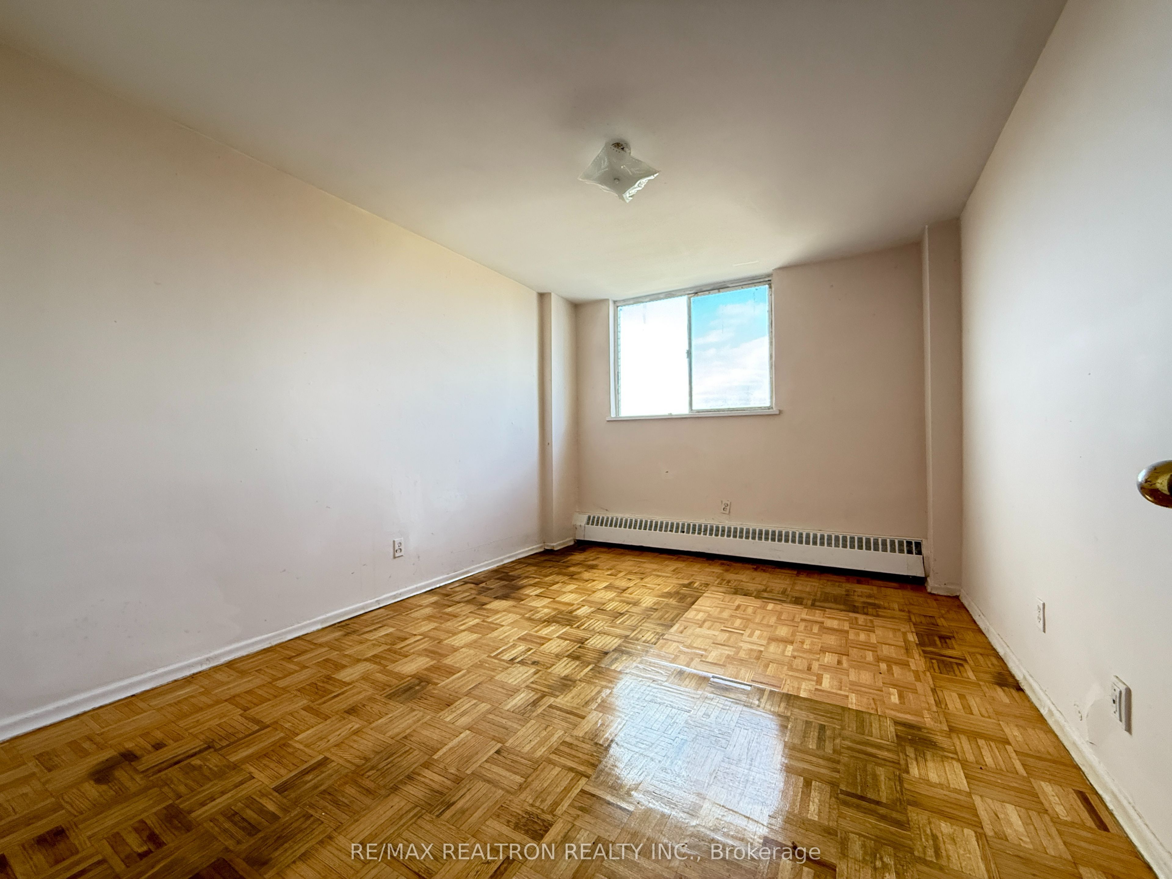 500 Dawes Road 1403, Toronto, ON M4B 2G1 photo 4