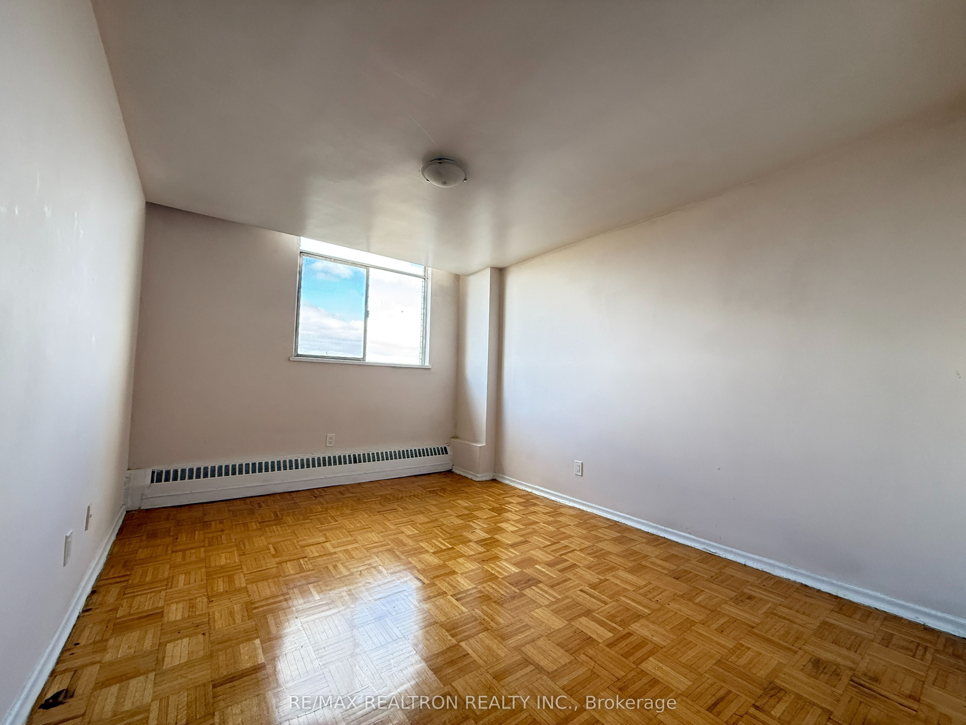 500 Dawes Road 1522, Toronto, ON M4B 2G1 photo 4