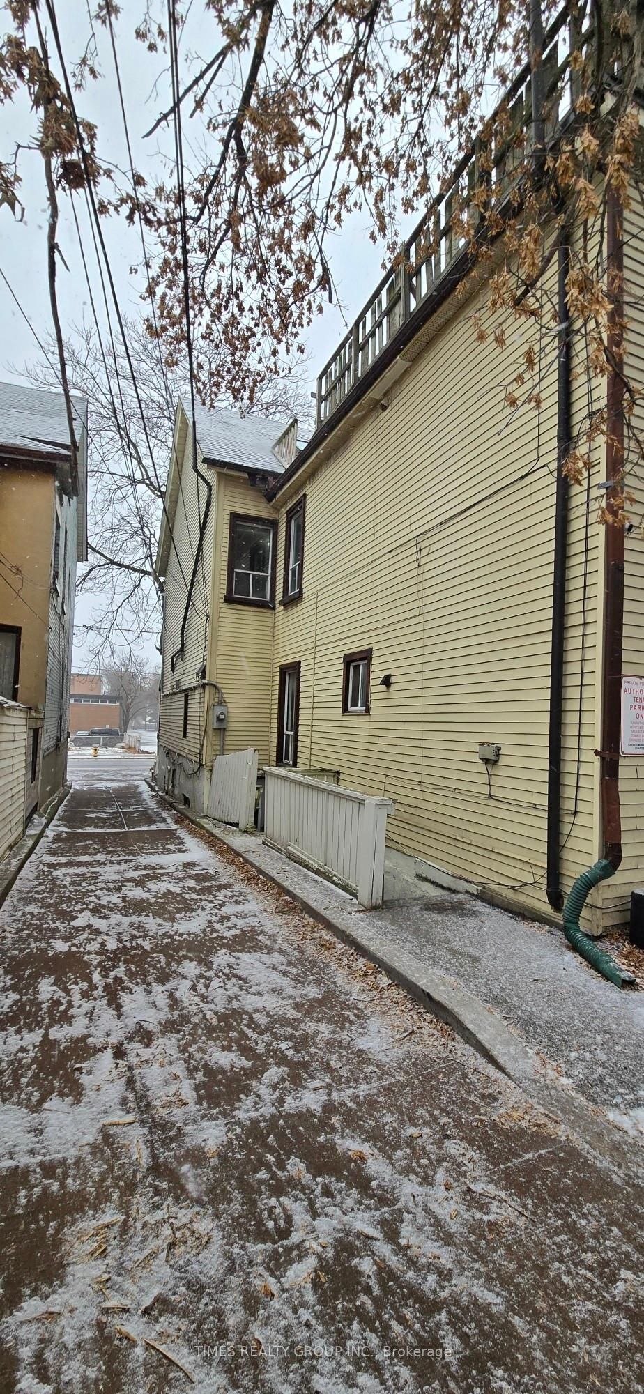 930 Dundas Street E, Toronto, ON M4M 1R3 photo 2