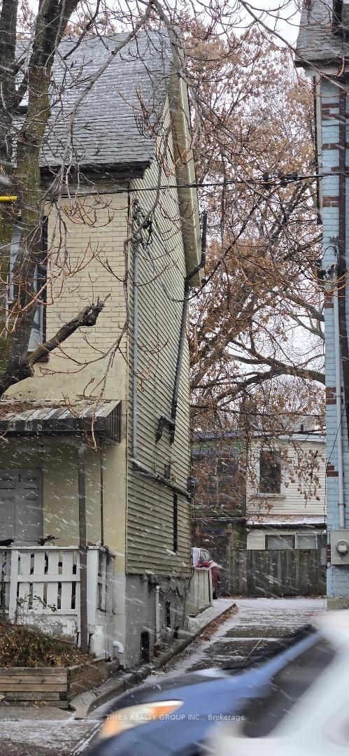 930 Dundas Street E, Toronto, ON M4M 1R3 photo 3
