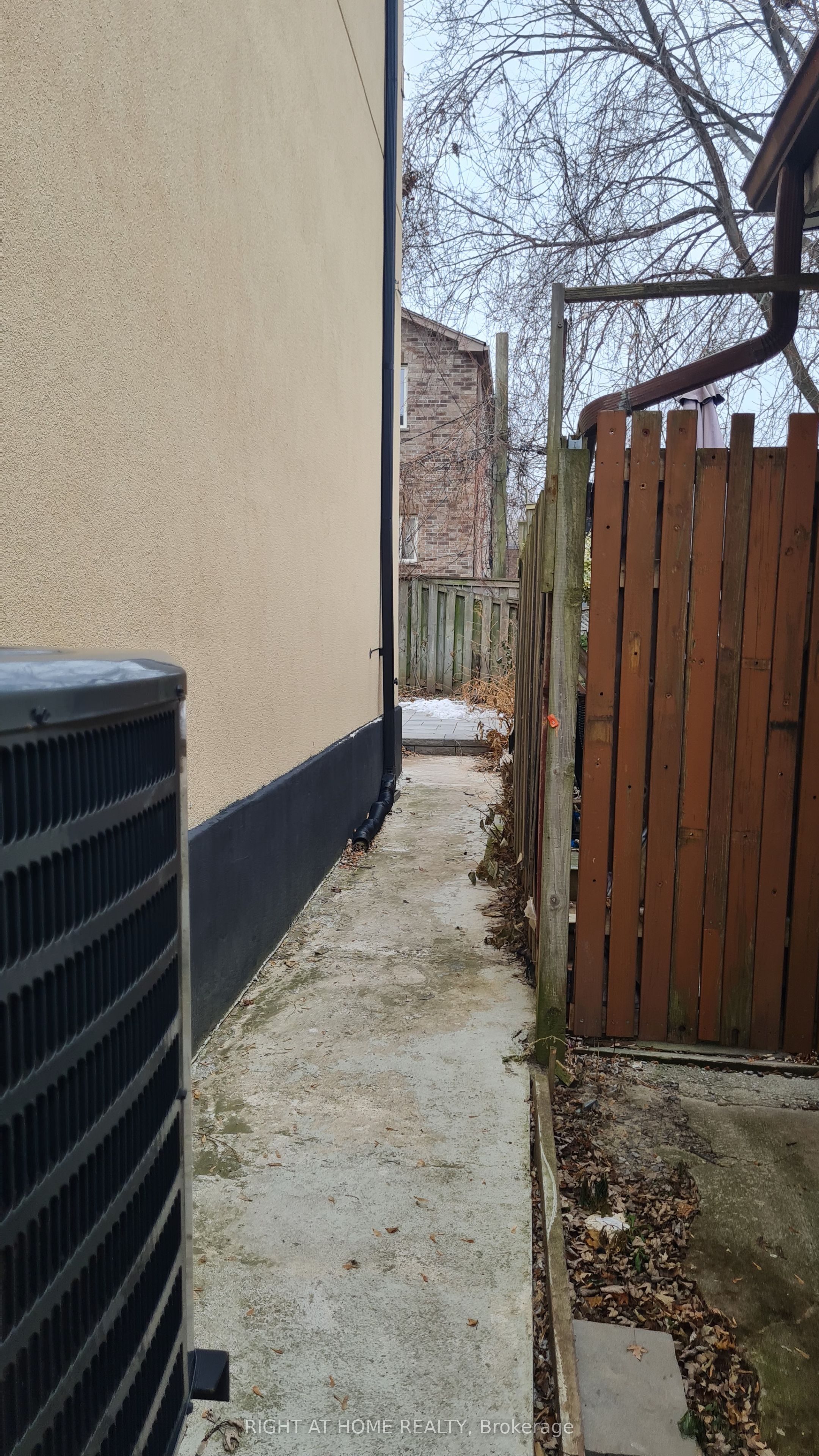 10 Emmott Avenue Room A, Toronto, ON M1L 2X3 photo 2