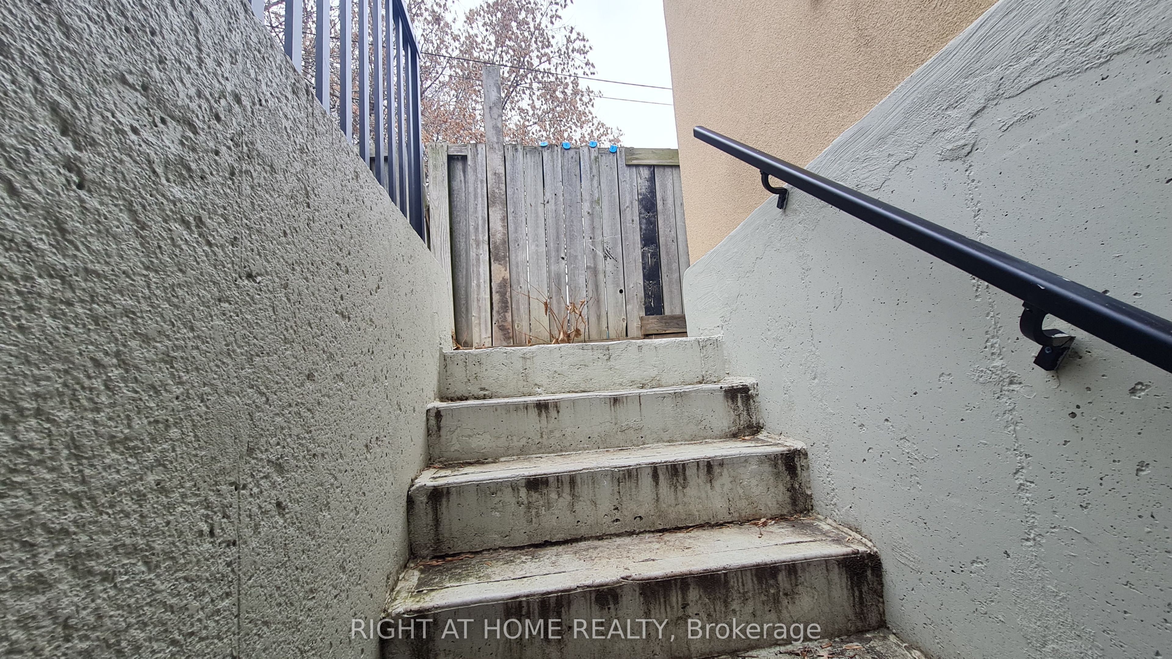 10 Emmott Avenue Room A, Toronto, ON M1L 2X3 photo 3