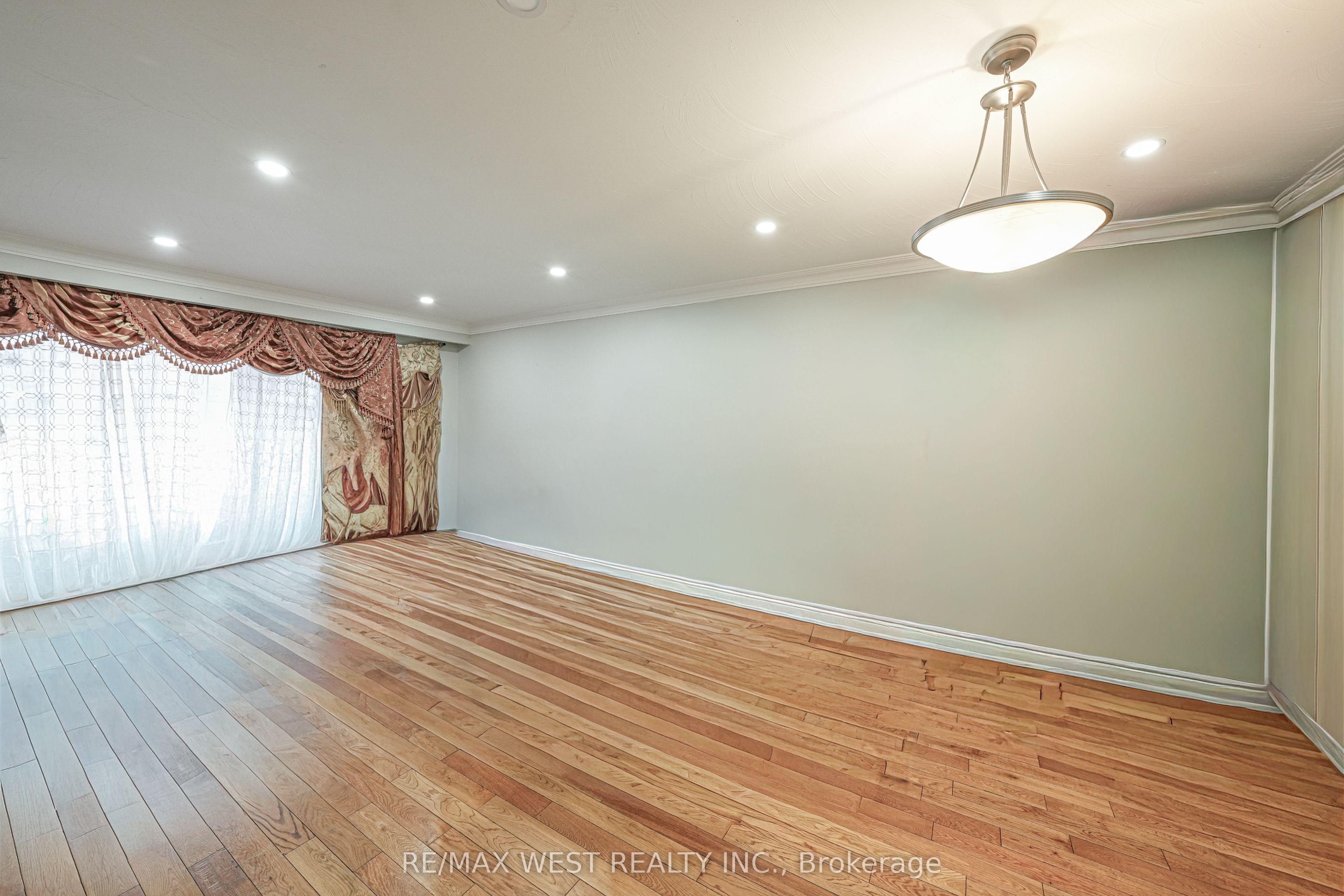 812 Kennedy Road, Toronto, ON M1K 2C8 photo 3