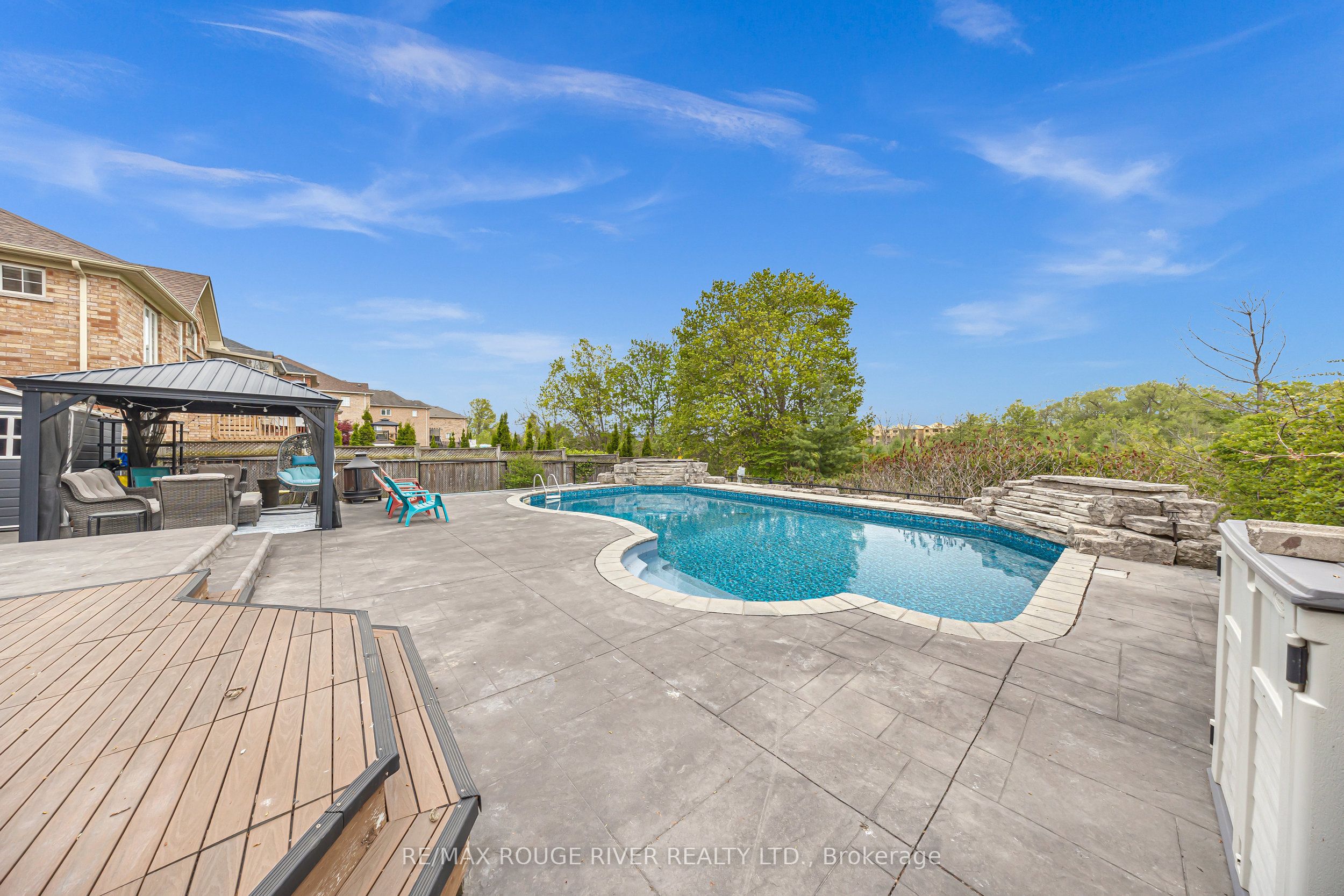 8 St Philip Court, Whitby, ON L1P 0A5 photo 3