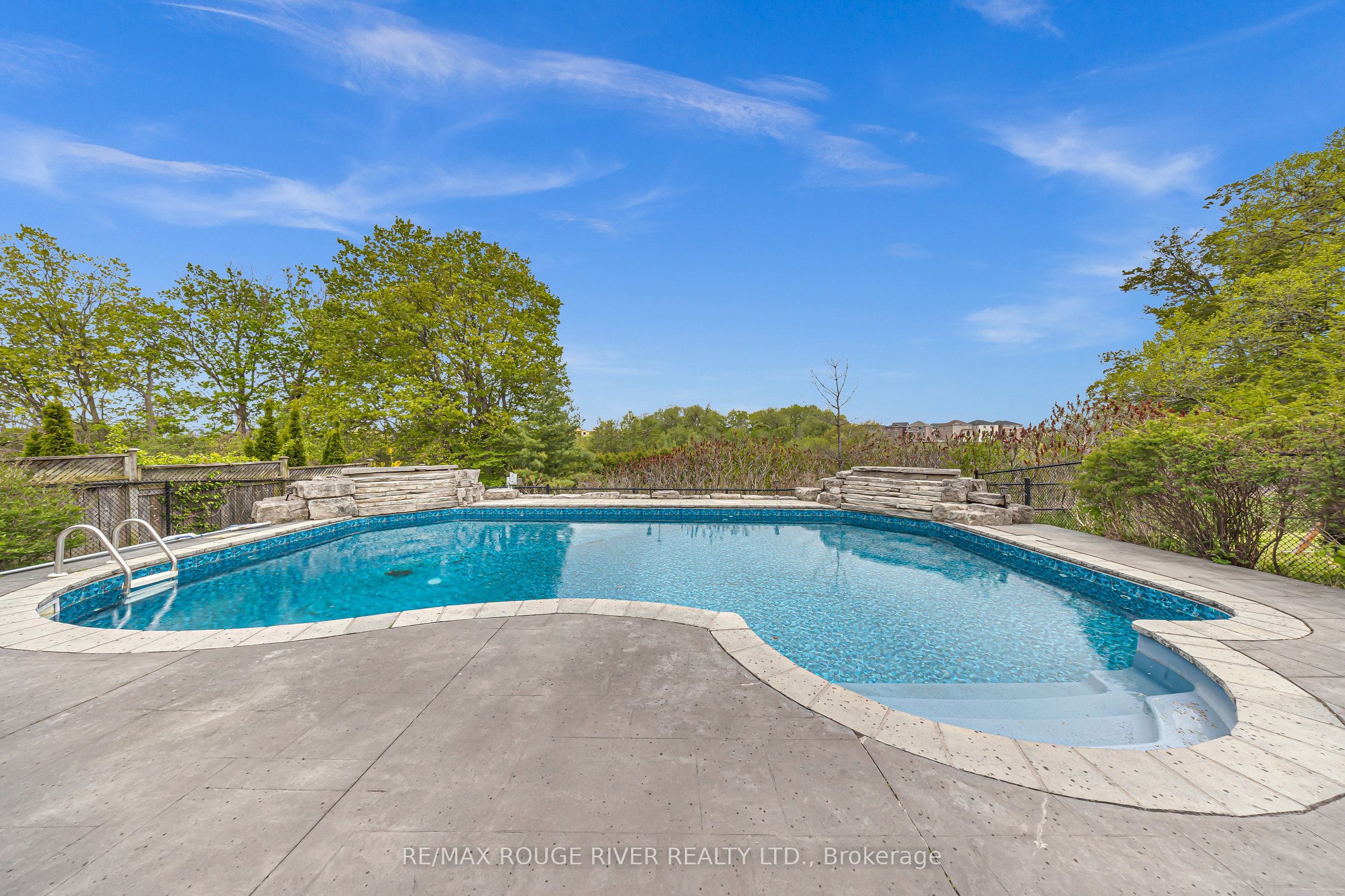 8 St Philip Court, Whitby, ON L1P 0A5 photo 4
