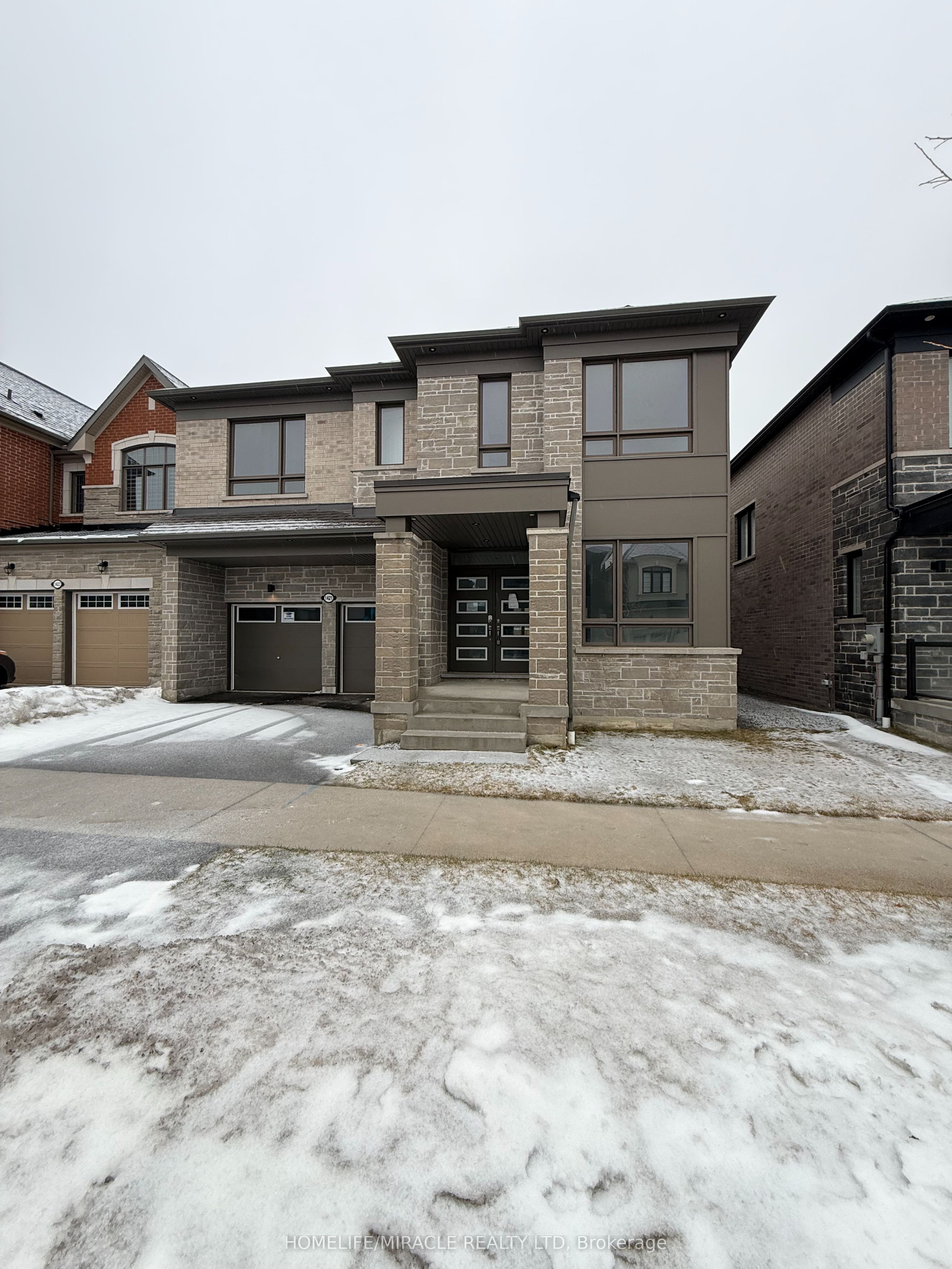 1421 Swallowtail Lane, Pickering, ON L1X 0N8 photo 2