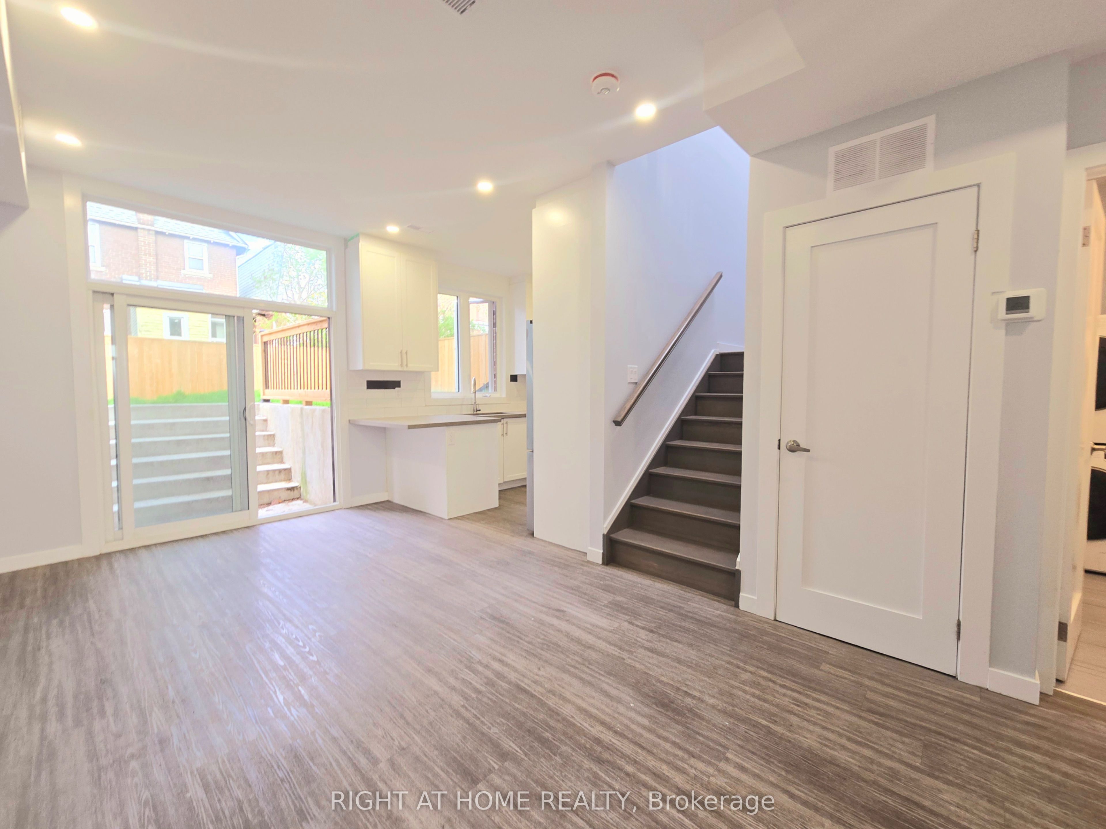 94 Barrington Avenue Laneway Suite, Toronto, ON M4C 4Z1 photo 4