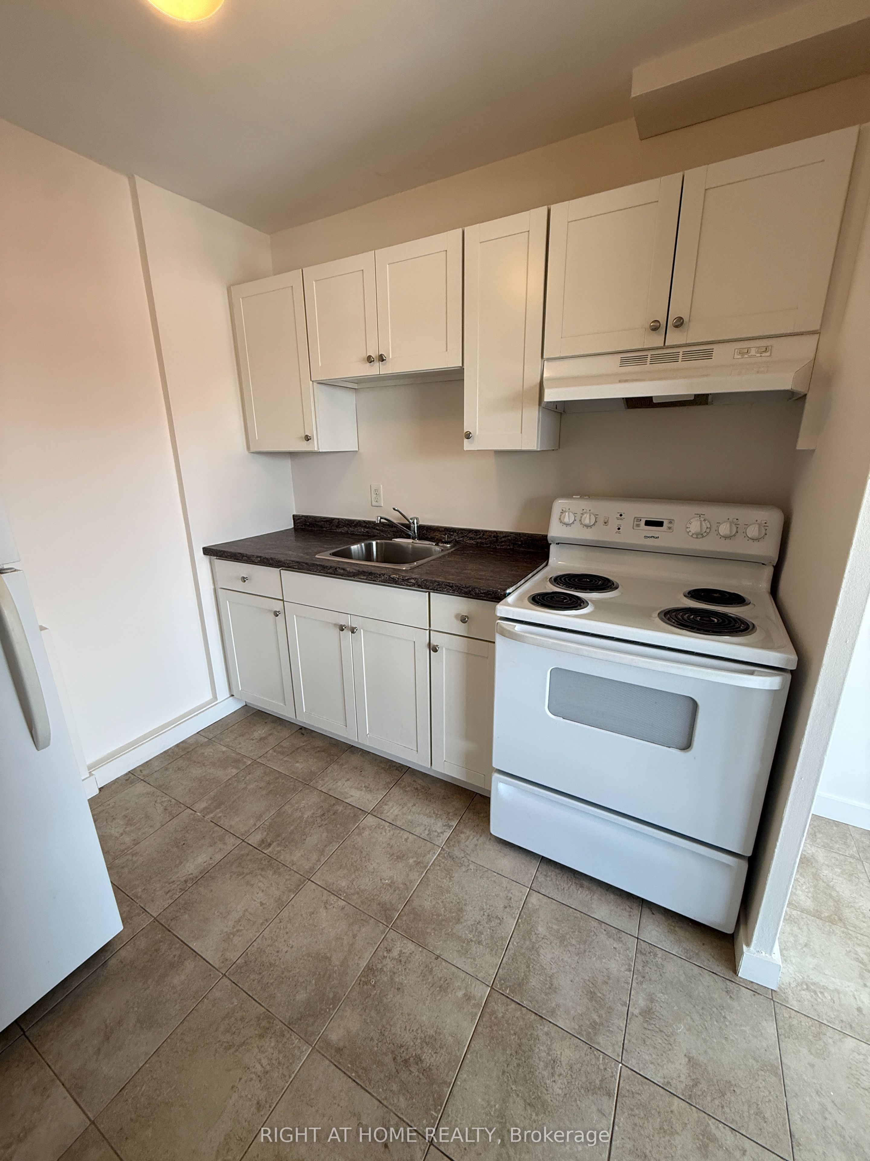 346 Elgin Court 9, Oshawa, ON L1J 2P4