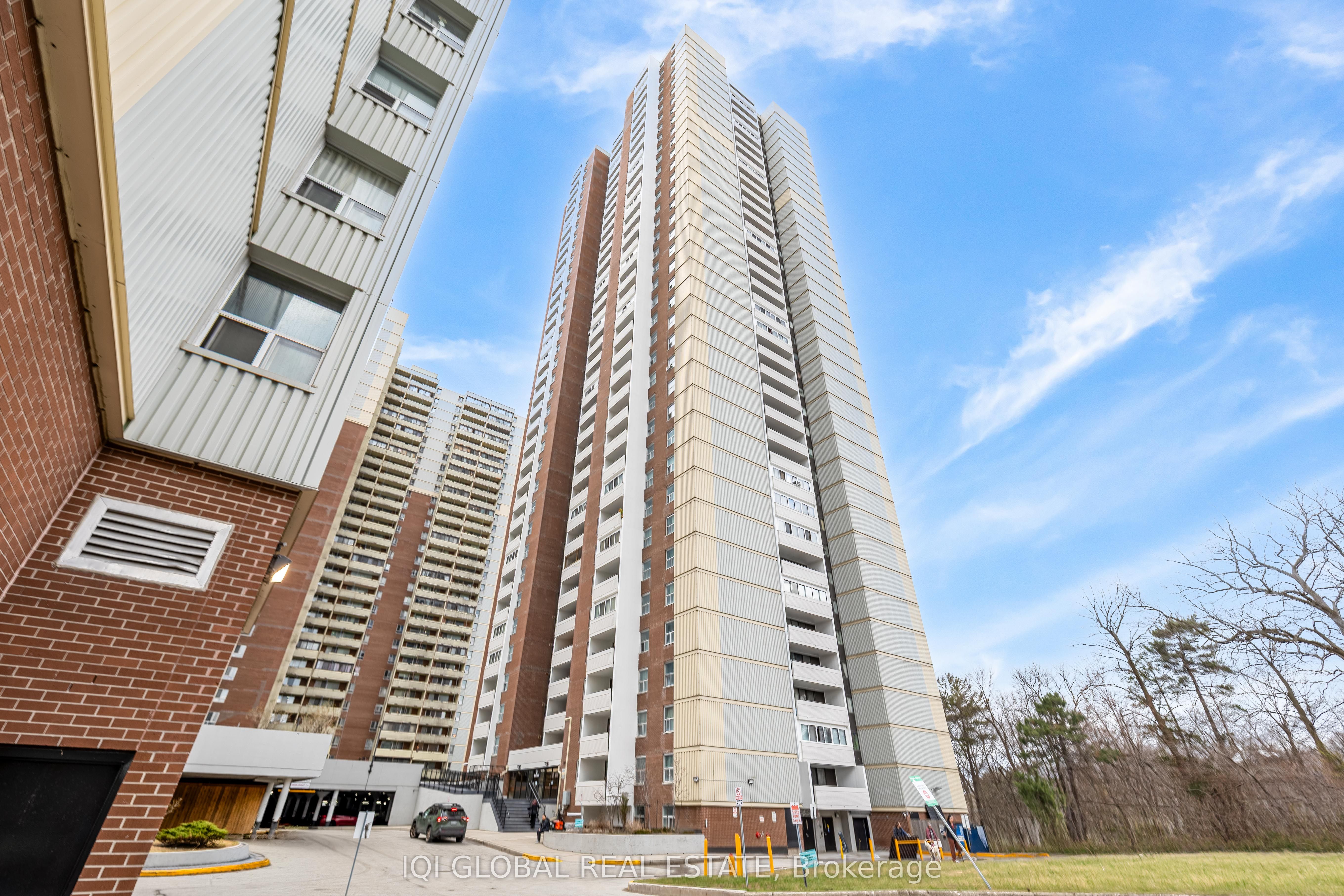 3 Massey Square 2407, Toronto, ON M4C 5L5 photo 2