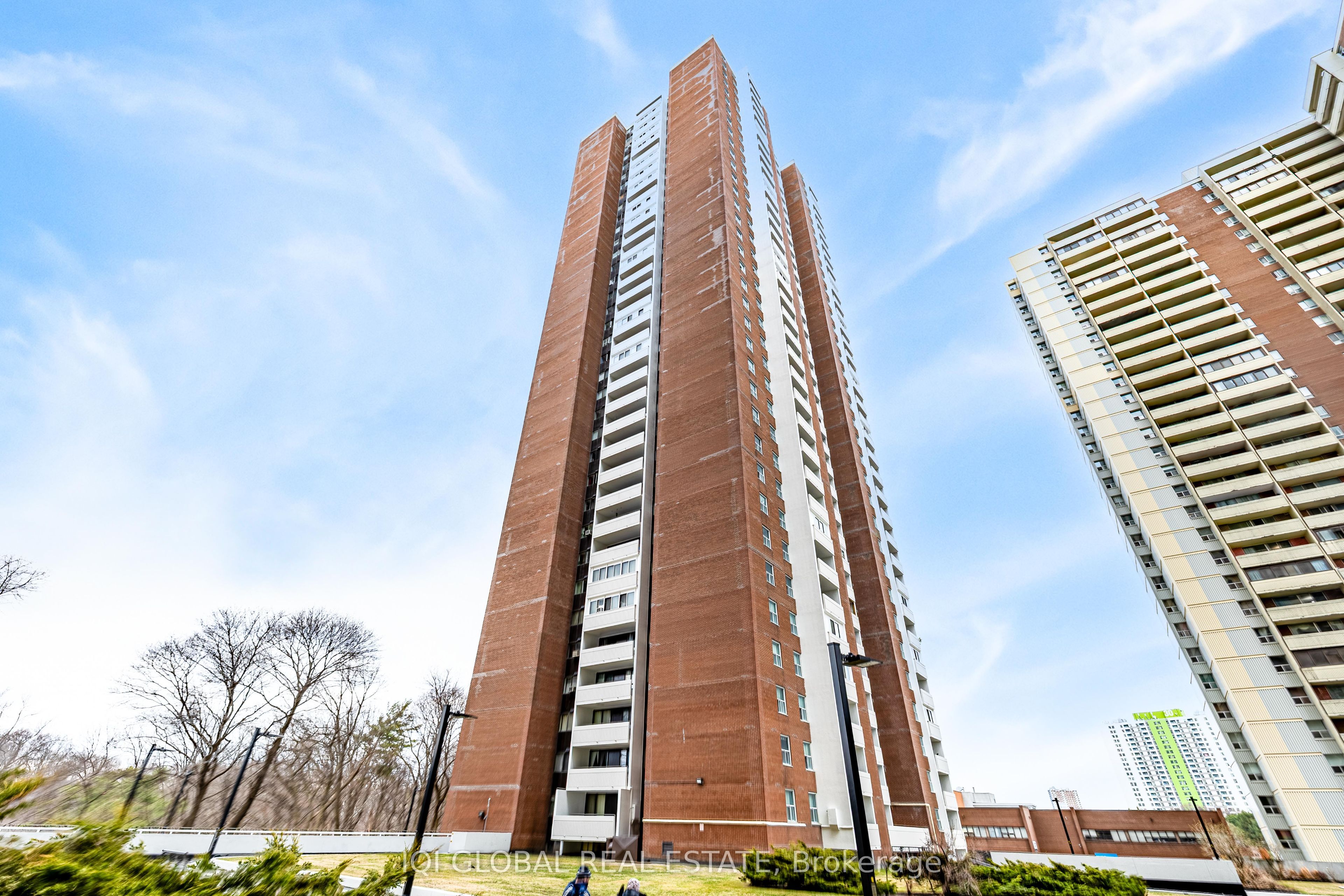 3 Massey Square 2407, Toronto, ON M4C 5L5 photo 3
