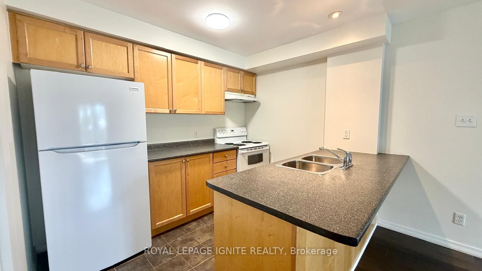 128 Aspen Springs Drive 310, Clarington, ON L1C 0G9 photo 5