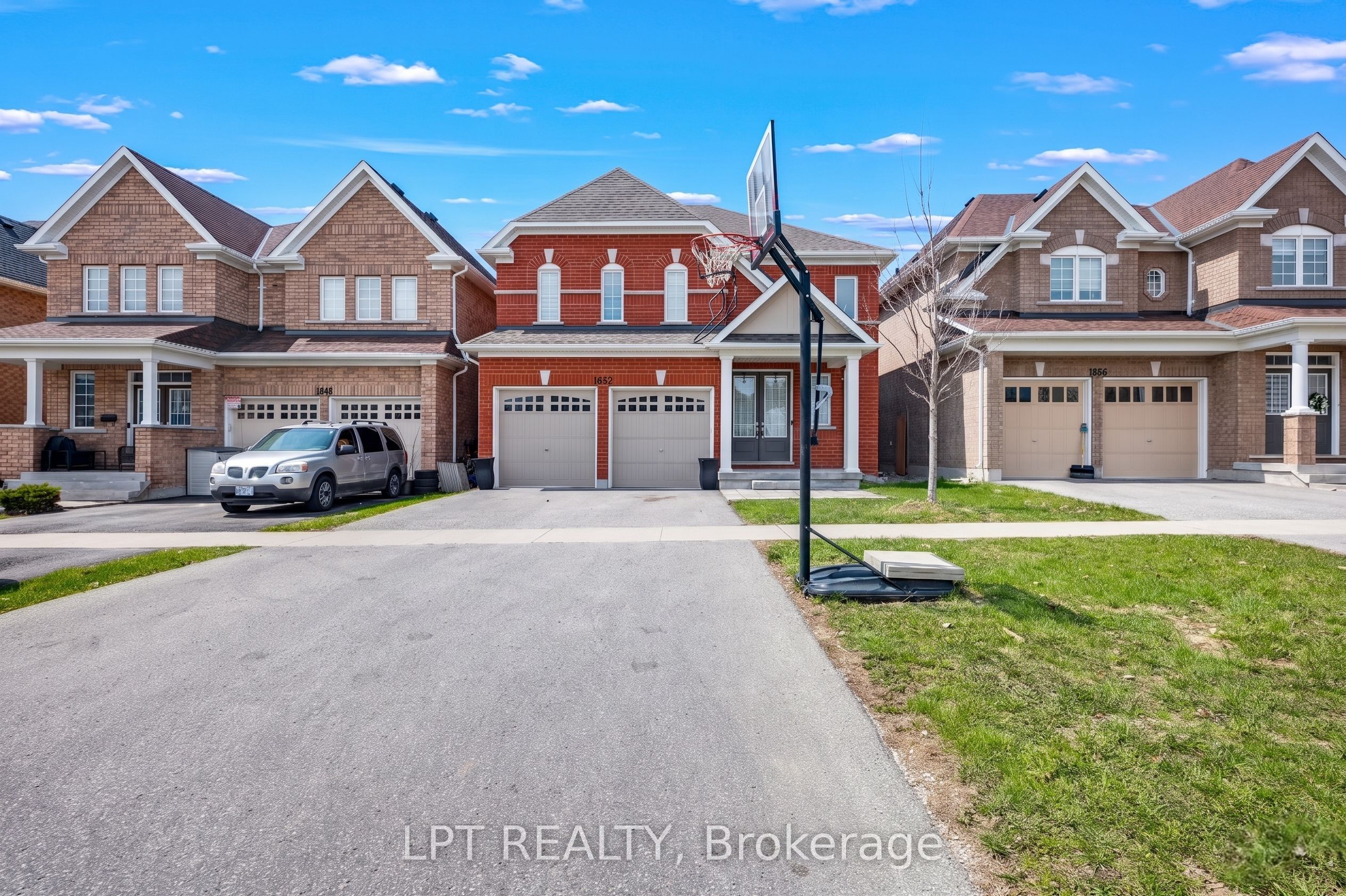 1852 Grandview Street N, Oshawa, ON L1K 0Y2