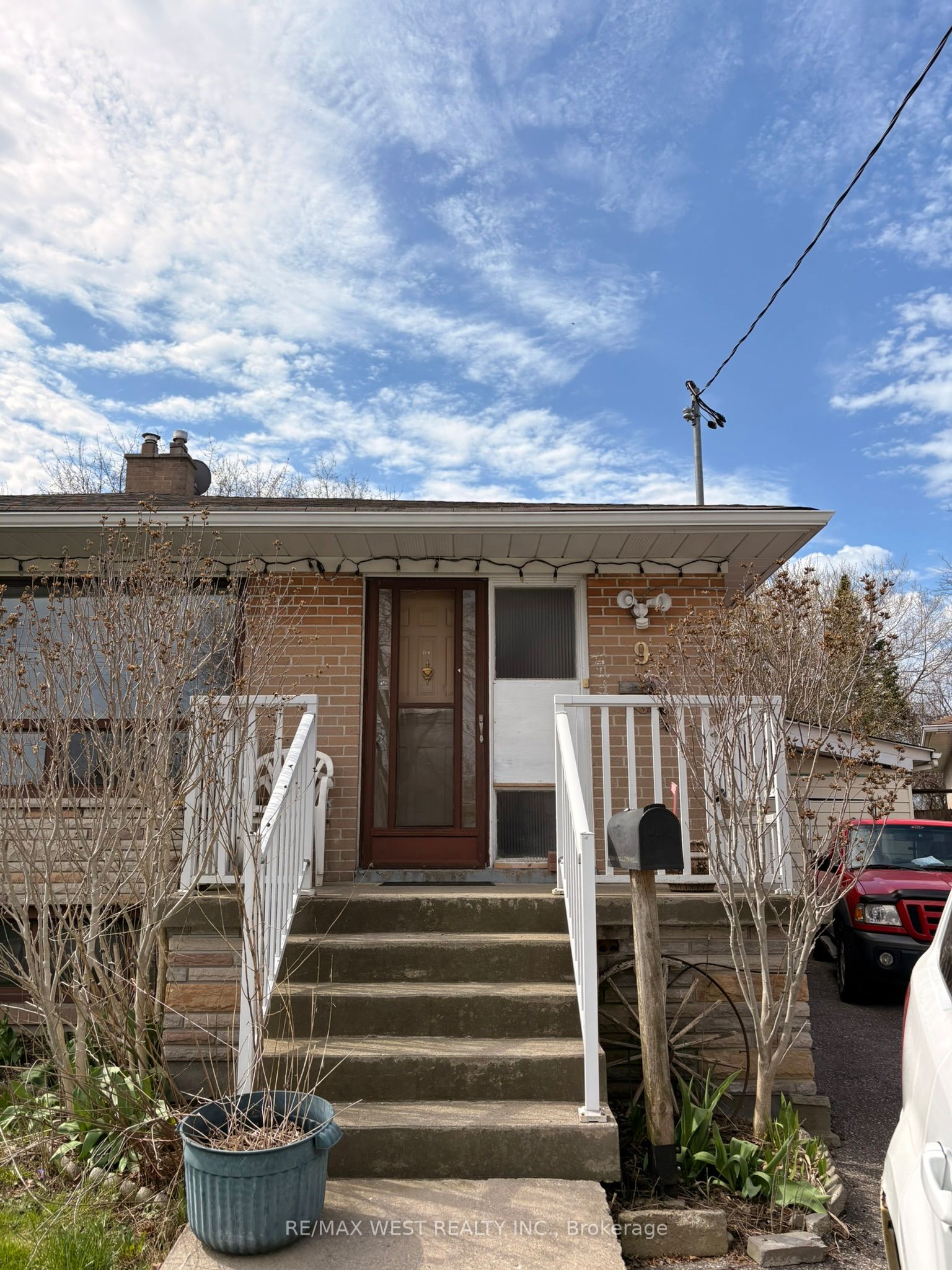 9 Syracuse Crescent, Toronto, ON M1E 2G7