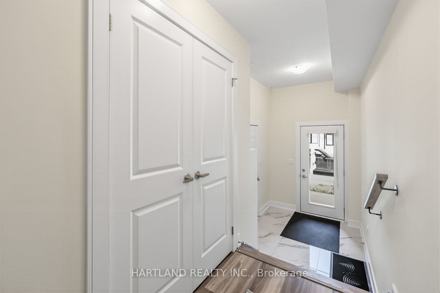 1695 Dersan Street 505, Pickering, ON L1X 0S9 photo 2