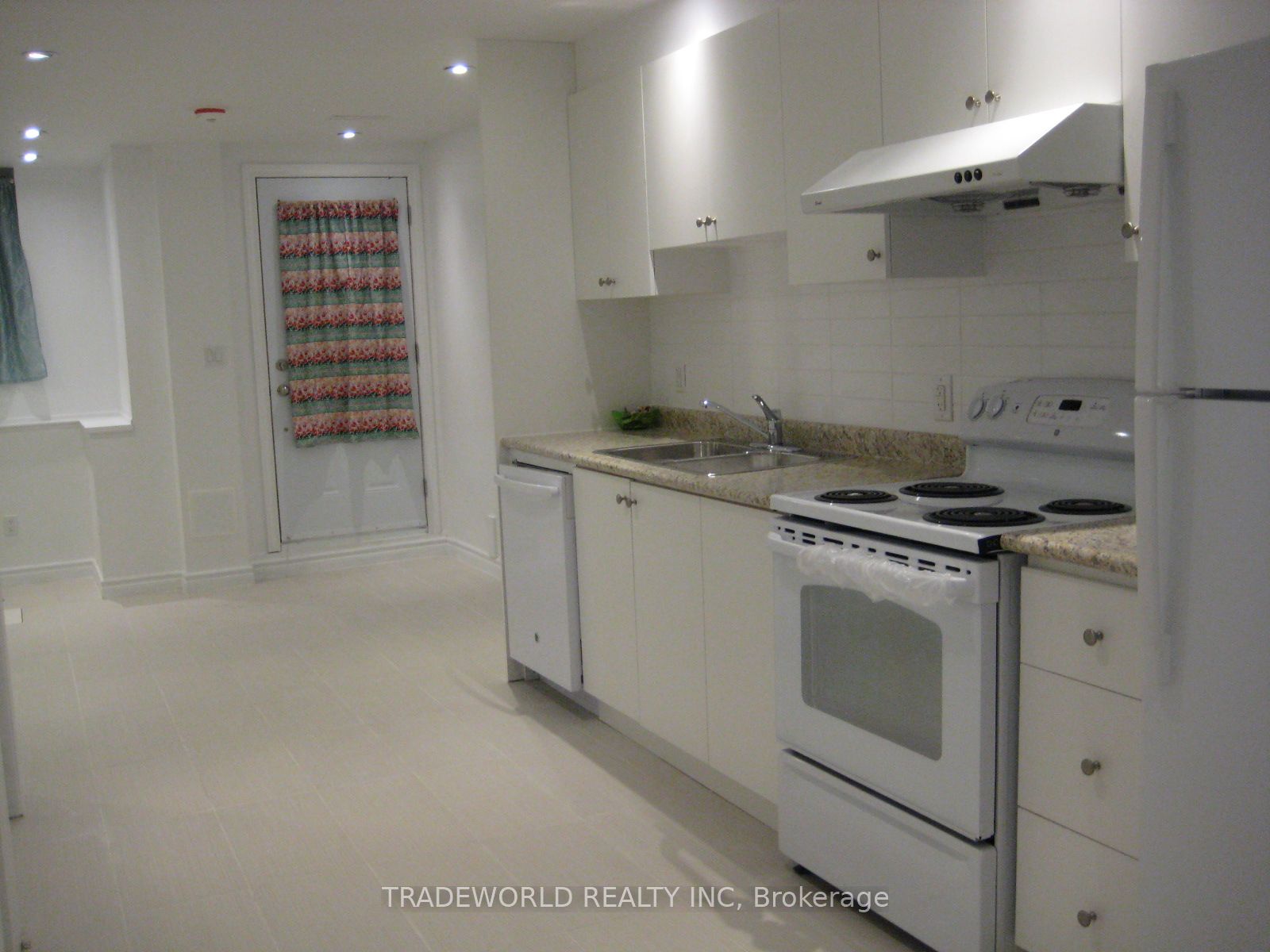 765 Gerrard Street E Lower, Toronto, ON M4M 1Y5 photo 3
