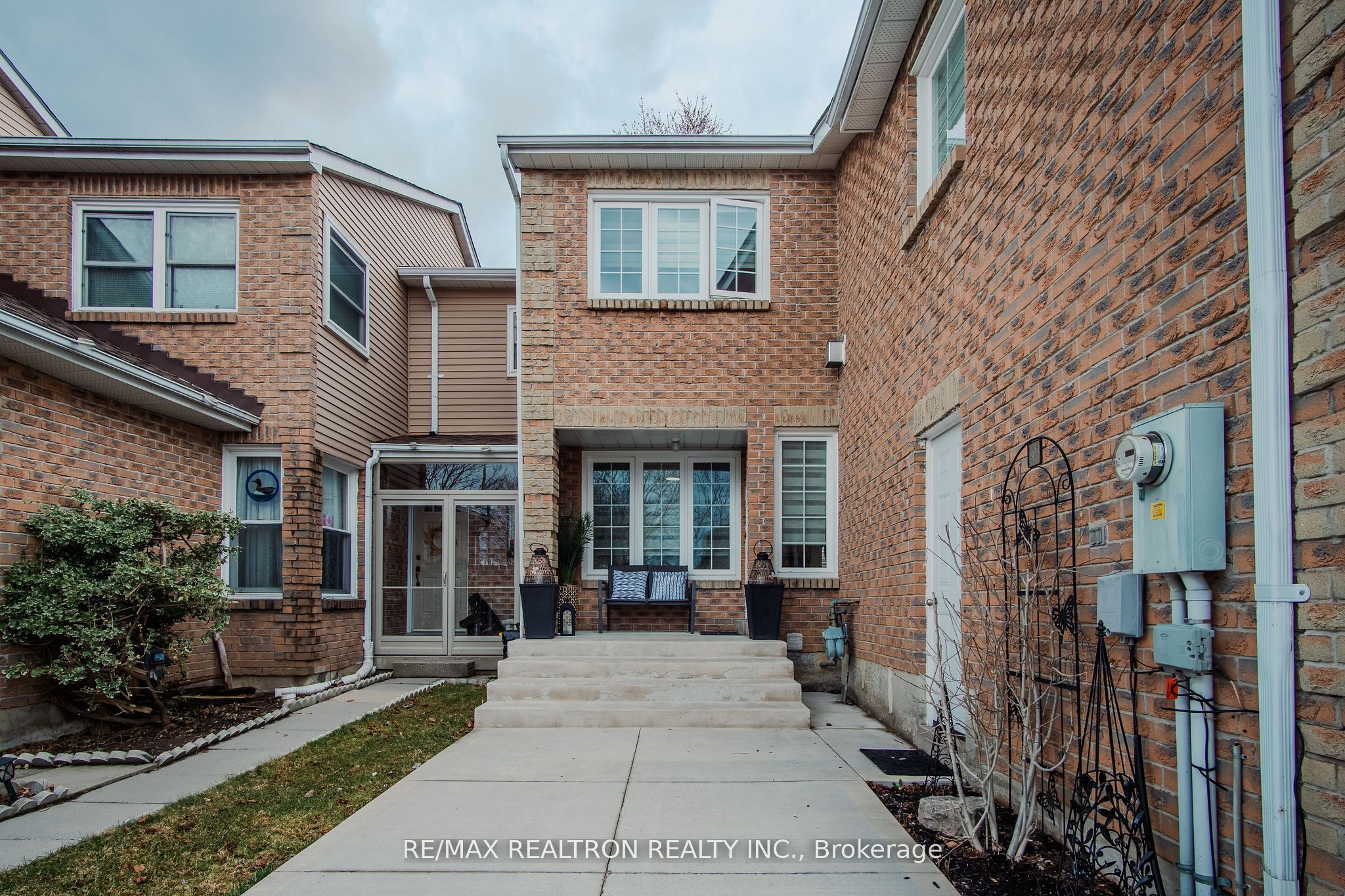1039 Rowntree Crescent, Pickering, ON L1V 5A9 photo 2