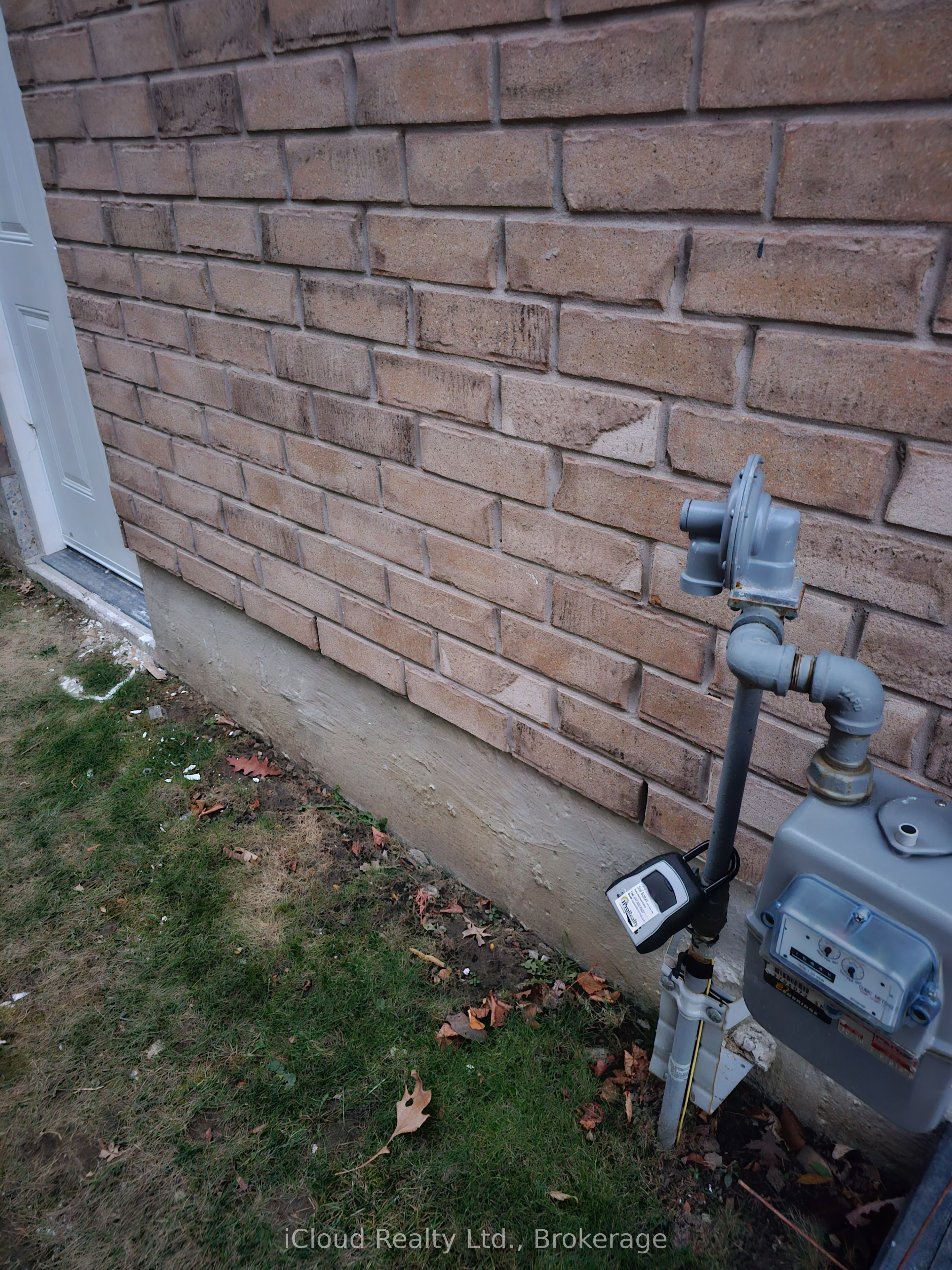 95 Northglen Boulevard Bsmt, Clarington, ON L1C 3K2 photo 2