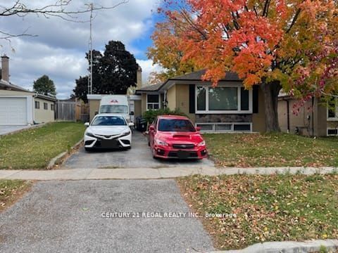 5 Stevenvale Drive Main, Toronto, ON M1G 1C6