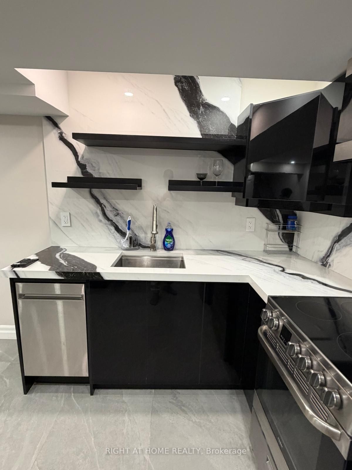 18 Wroxeter Avenue Lower, Toronto, ON M4K 1J6 photo 3