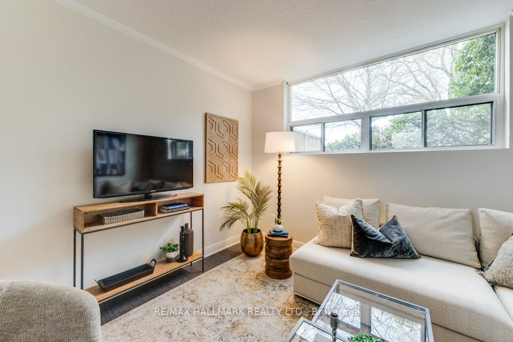 225 Woodville Avenue Lower, Toronto, ON M4J 2R4 photo 2