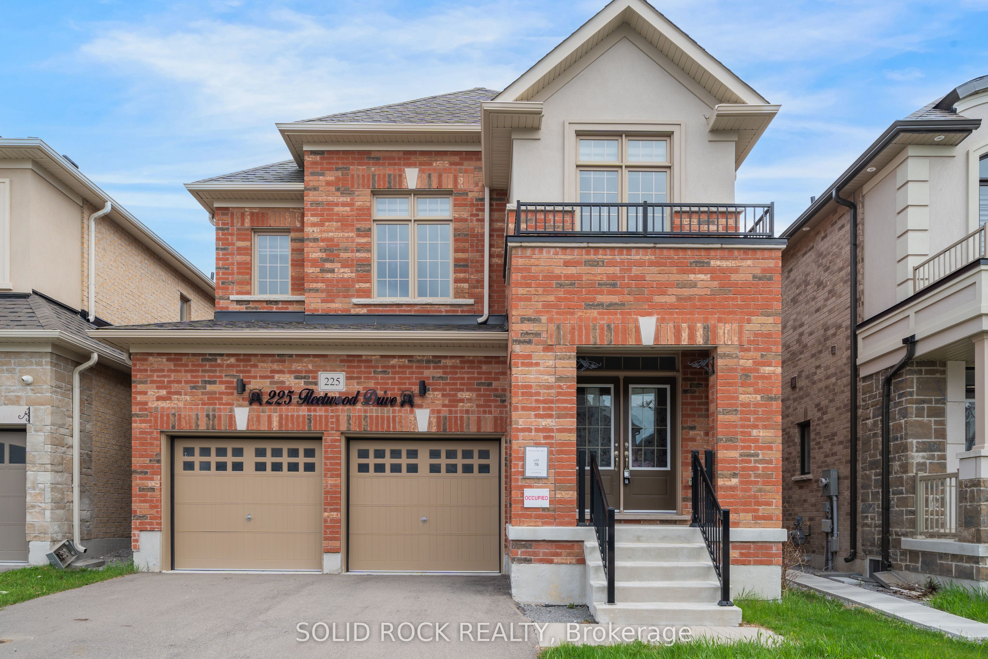 225 Fleetwood Drive, Oshawa, ON L1T 3E7 photo 2