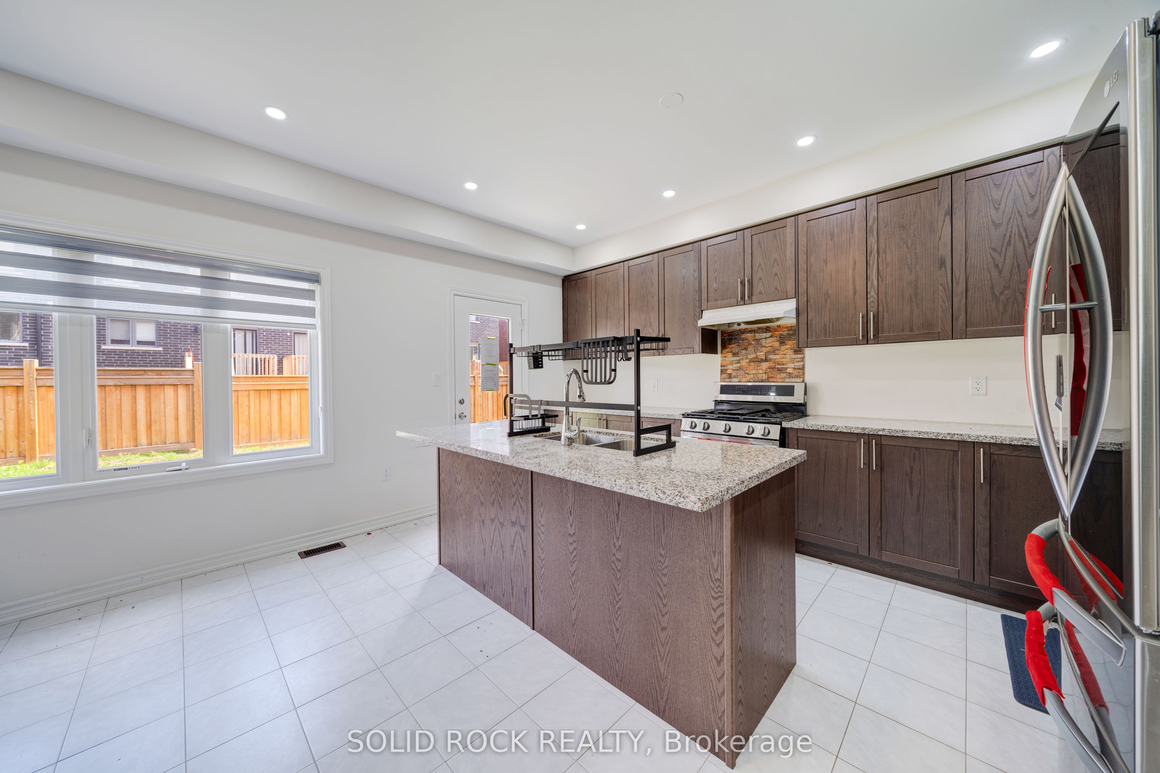 225 Fleetwood Drive, Oshawa, ON L1T 3E7 photo 5