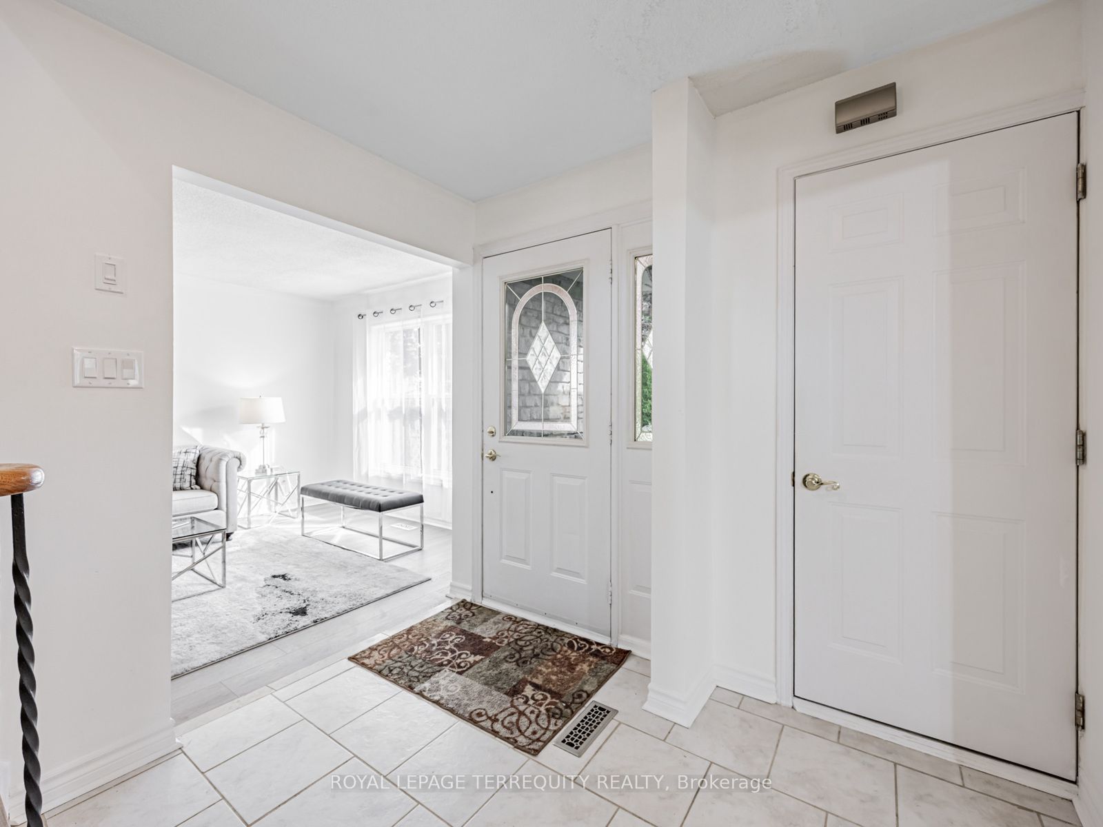 1858 Shadybrook Drive, Pickering, ON L1V 3A8 photo 2