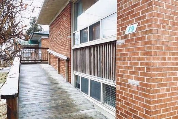 19 Danube Drive Main, Toronto, ON M1R 1Z9 photo 2