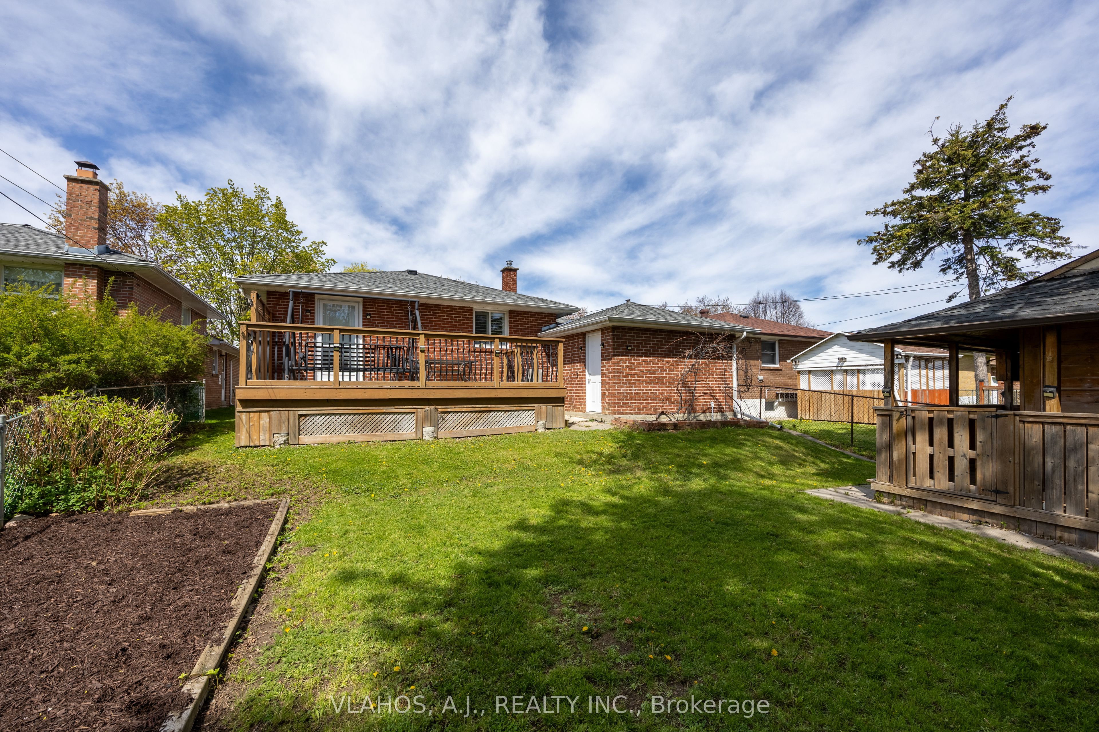19 Bainhart Crescent, Toronto, ON M1H 2R4