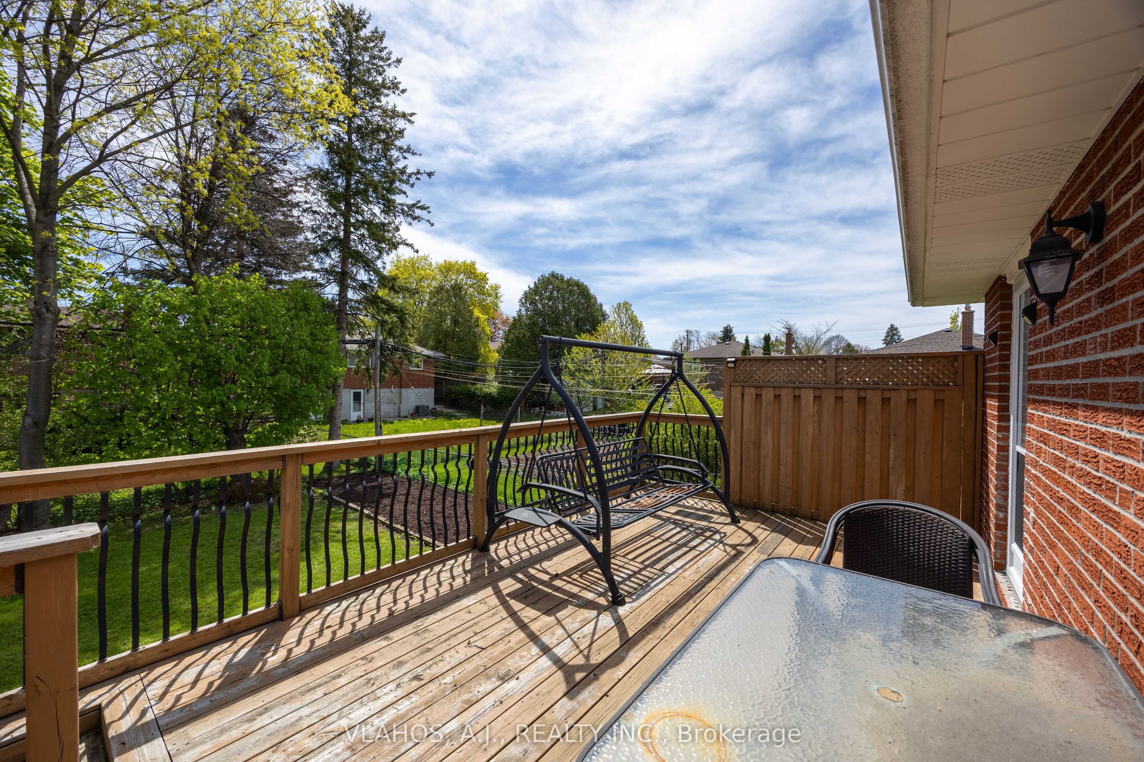 19 Bainhart Crescent, Toronto, ON M1H 2R4 photo 2