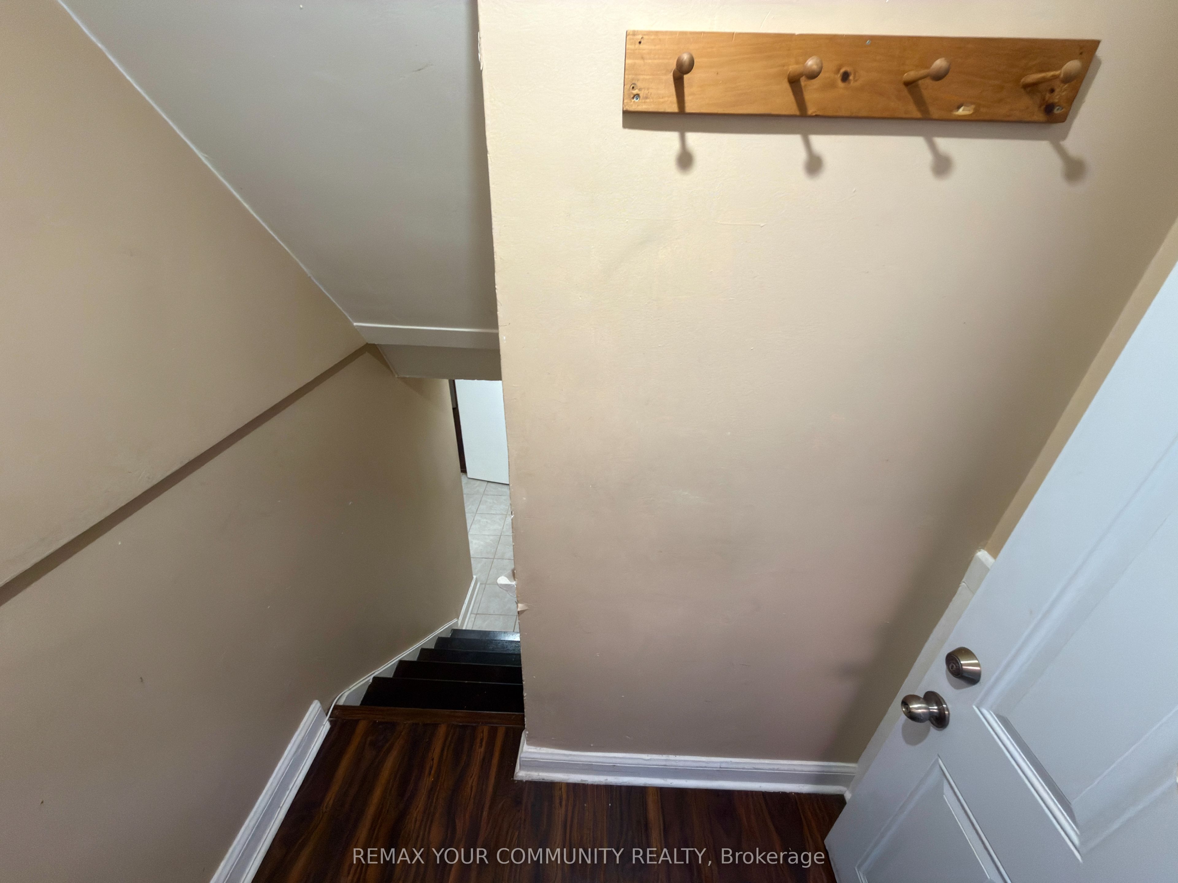 86 Lesmount Avenue Lower Room 2, Toronto, ON M4J 3V9 photo 2