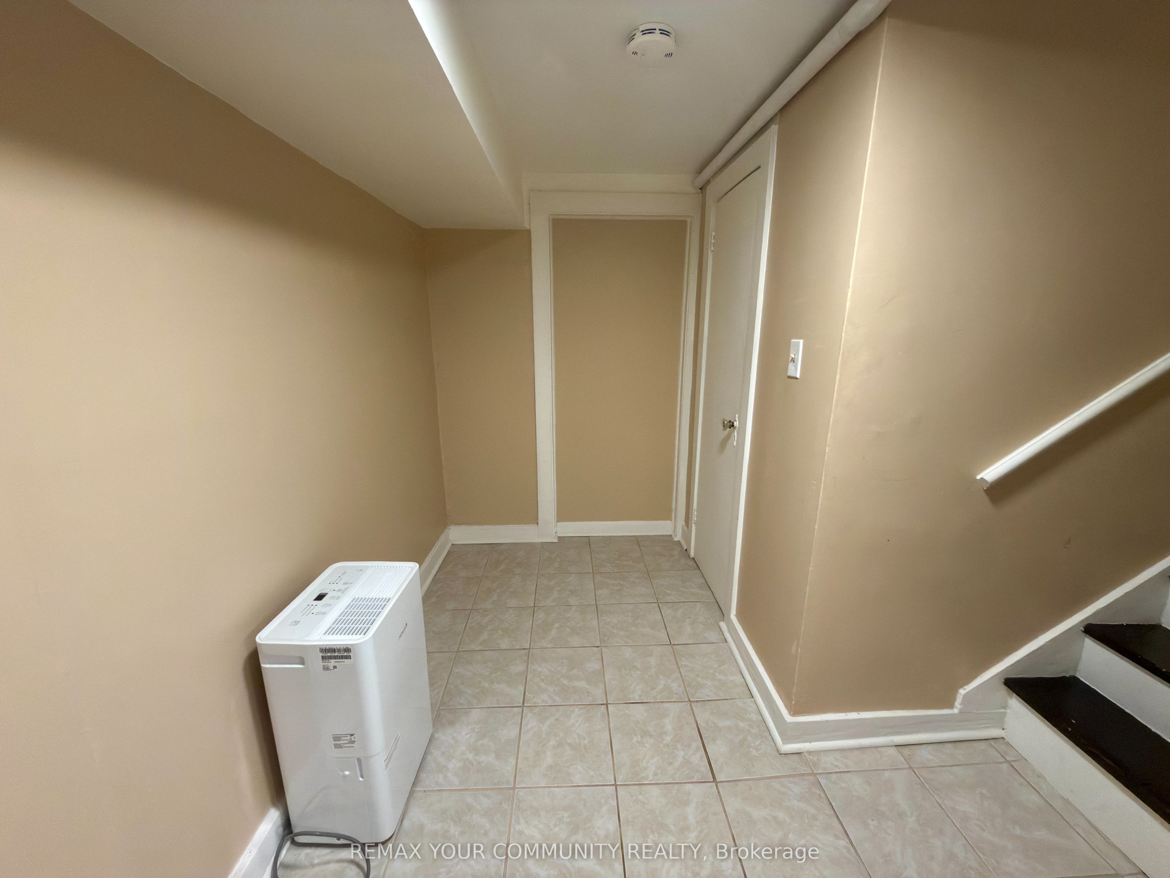 86 Lesmount Avenue Lower Room 2, Toronto, ON M4J 3V9 photo 3