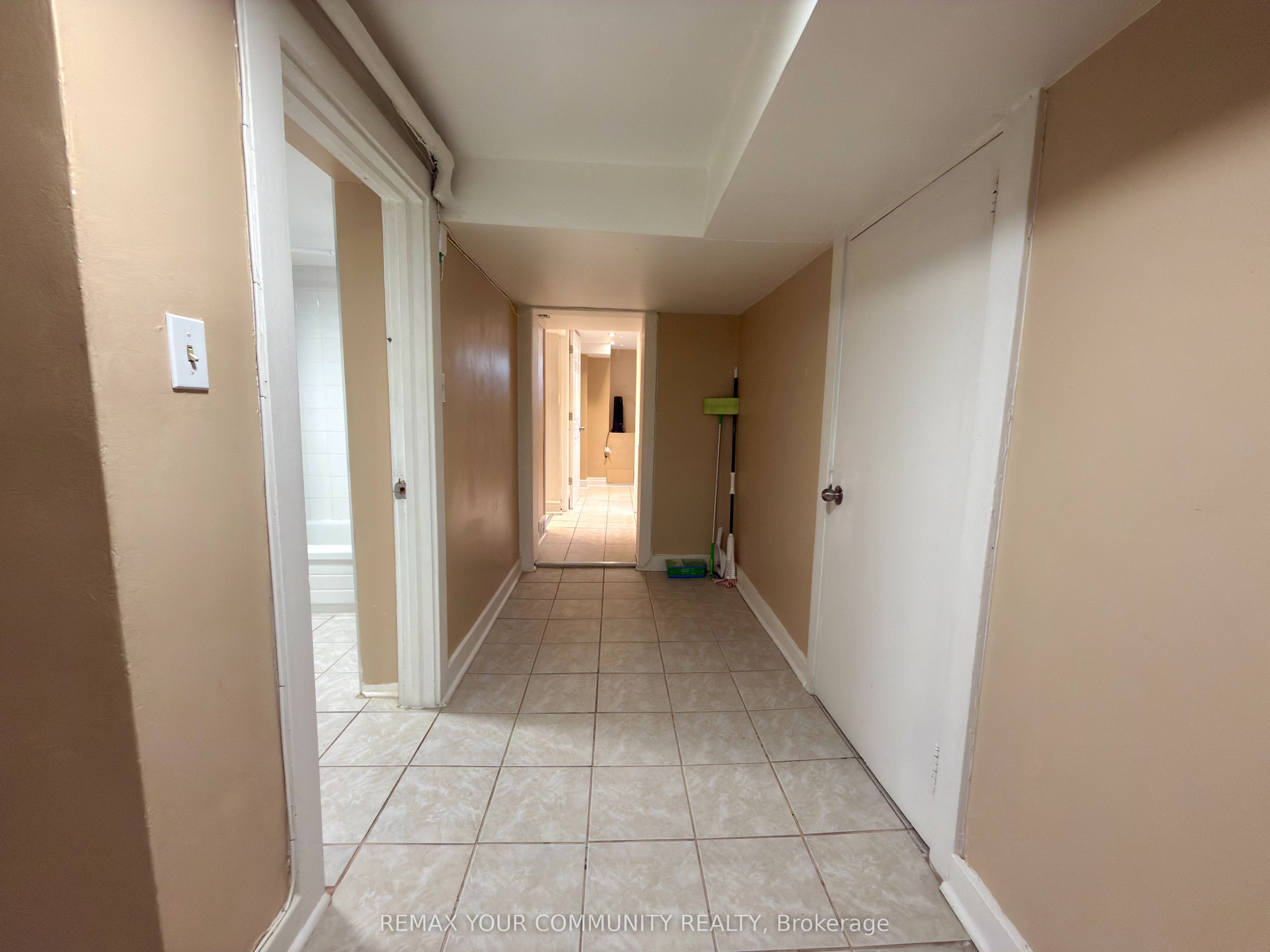 86 Lesmount Avenue Lower Room 2, Toronto, ON M4J 3V9 photo 5