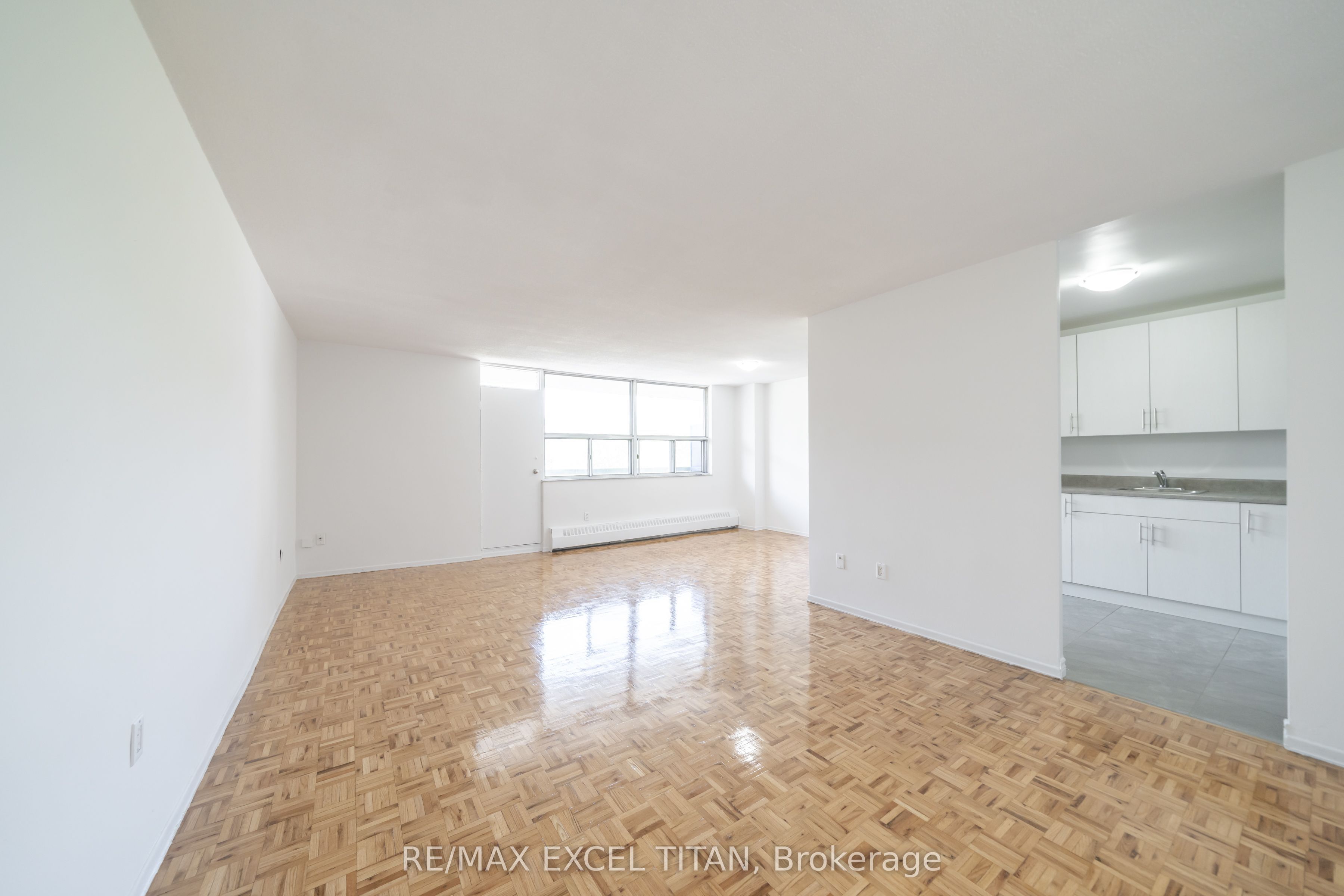 5 Glamorgan Avenue 412, Toronto, ON M1P 4P1 photo 2
