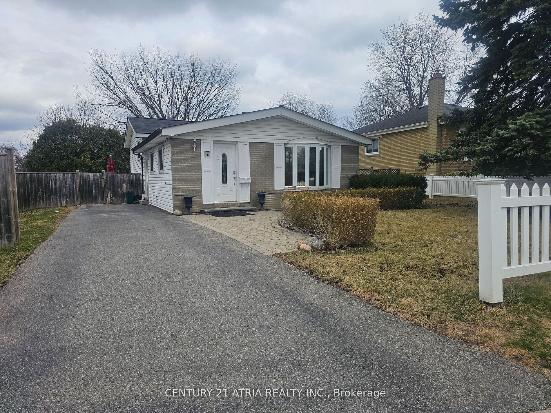 733 Balaton Avenue Lower, Pickering, ON L1W 1W3