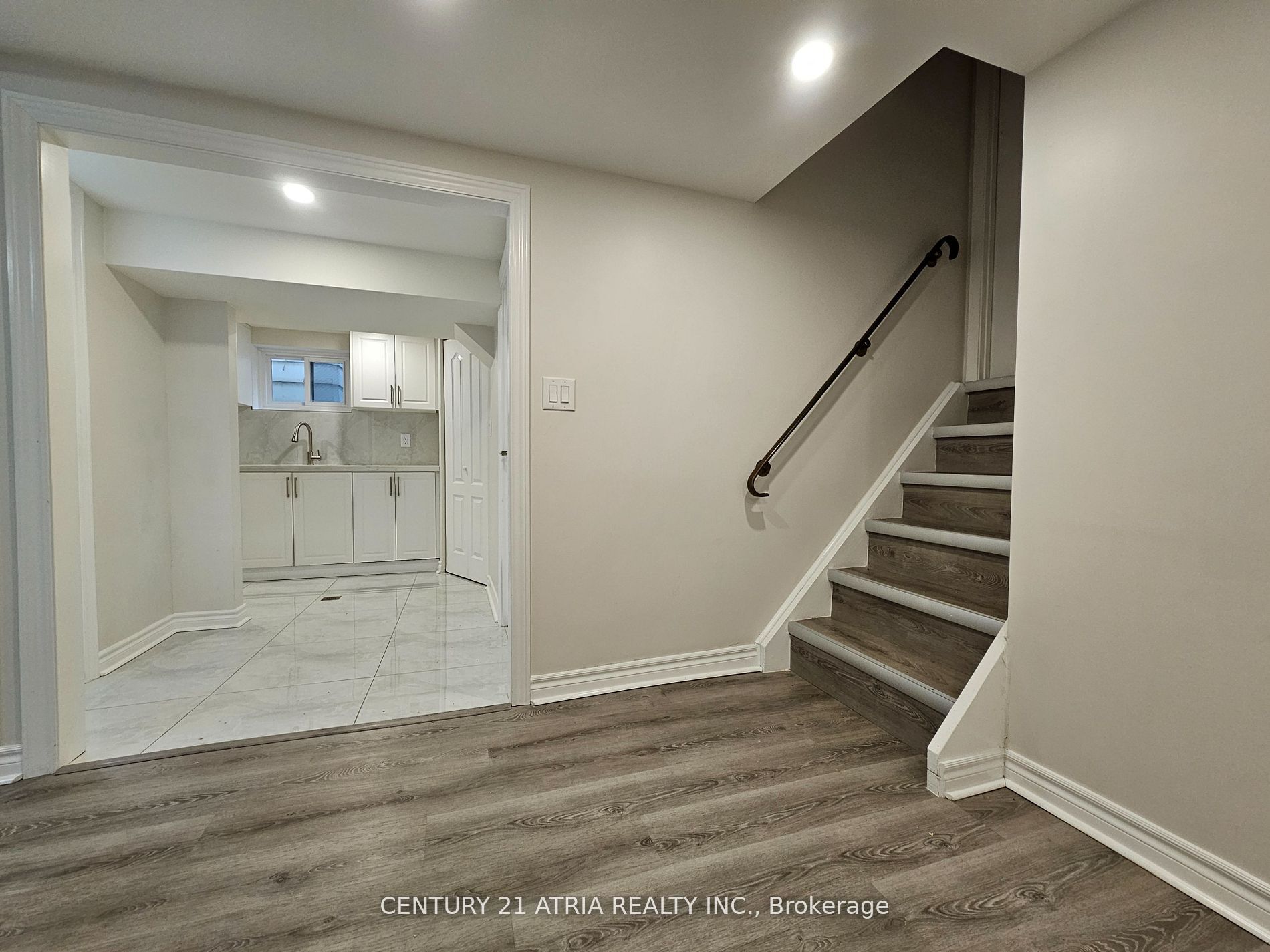 733 Balaton Avenue Lower, Pickering, ON L1W 1W3 photo 2