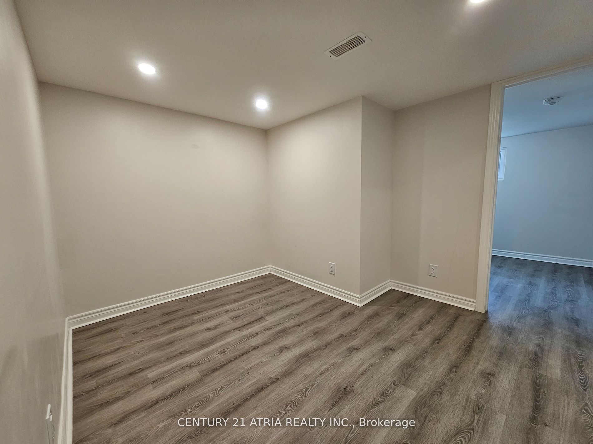 733 Balaton Avenue Lower, Pickering, ON L1W 1W3 photo 3