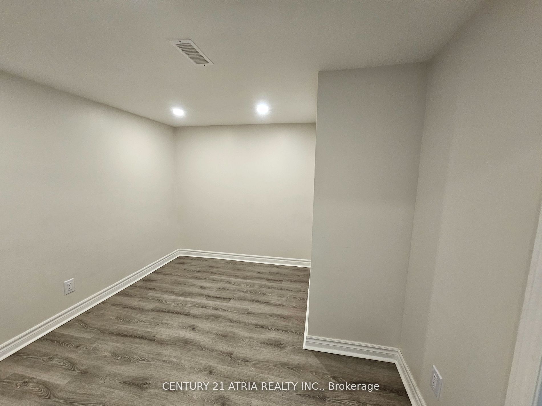 733 Balaton Avenue Lower, Pickering, ON L1W 1W3 photo 4