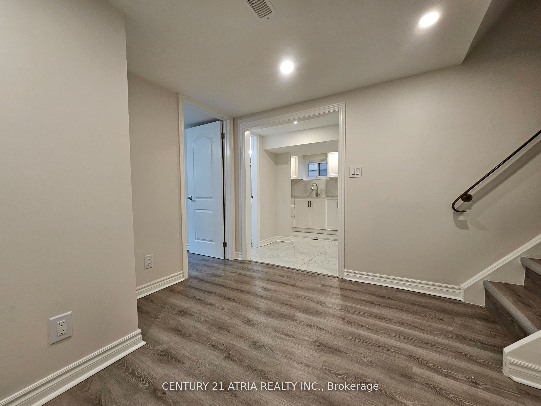 733 Balaton Avenue Lower, Pickering, ON L1W 1W3 photo 5