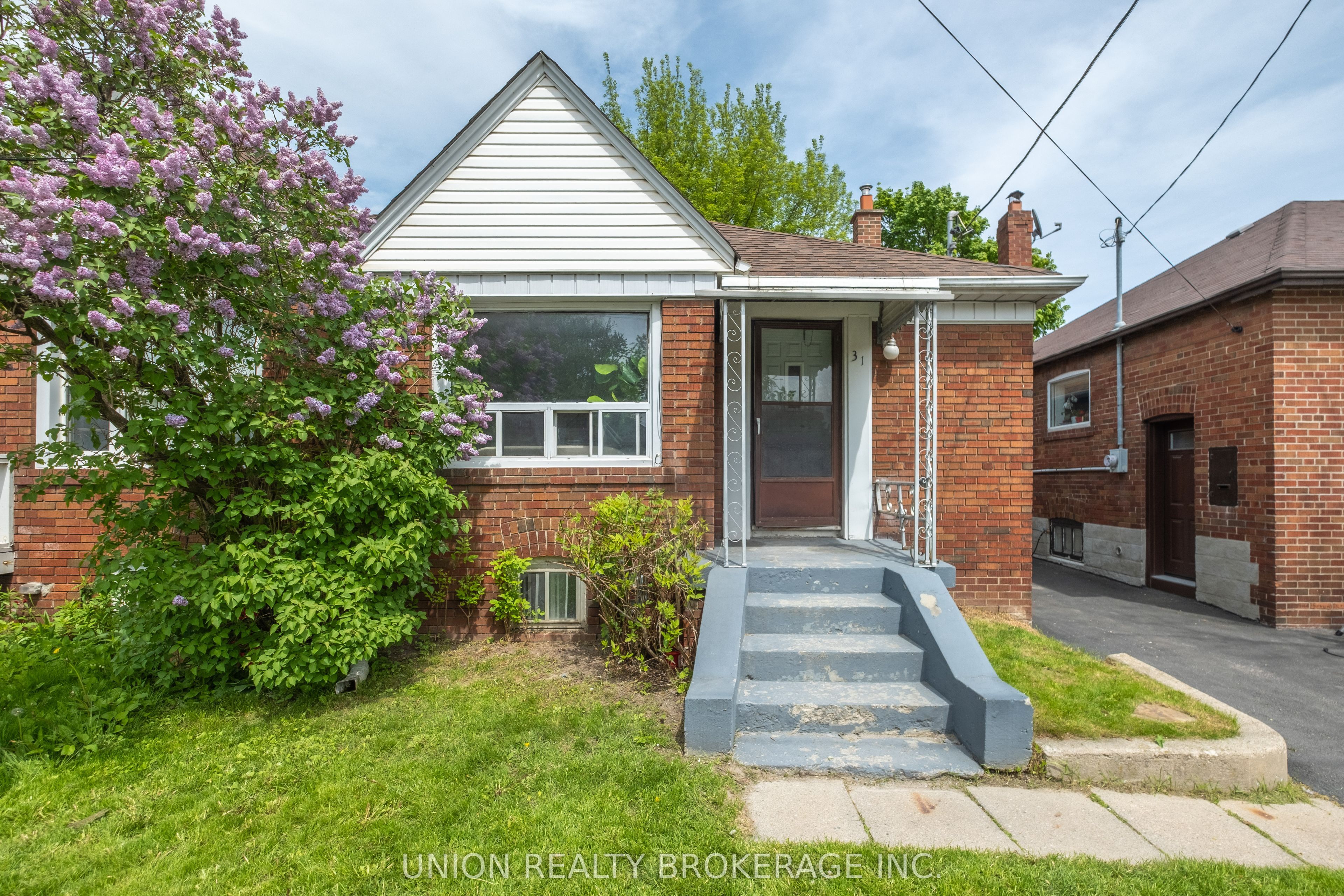 31 Thora Avenue, Toronto, ON M1L 2P7 photo 2